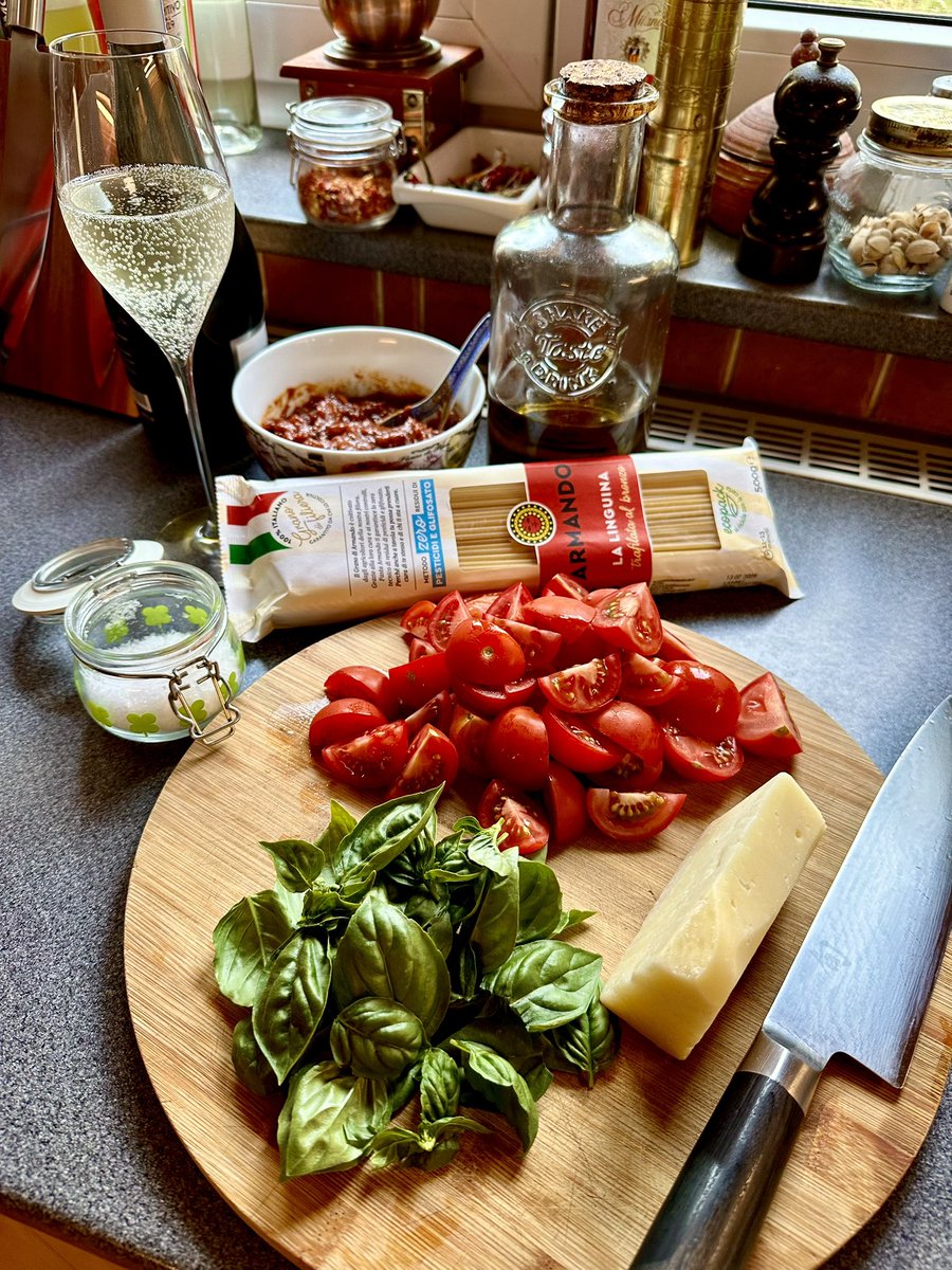 mc_macek's tweet photo. 🍀Krásný večer, pro vás všechny bez rozdílu🥂... pohodu můžete mít každý den, je to jen o tom jak si to nastavíte😎 🙏. #odplotny https://t.co/EgsXnUCgBp