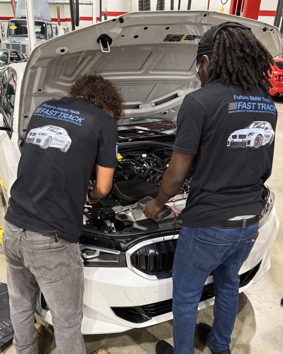 UTITweet's tweet photo. Teamwork makes the dream work! 💪 https://t.co/exLXBb4juE