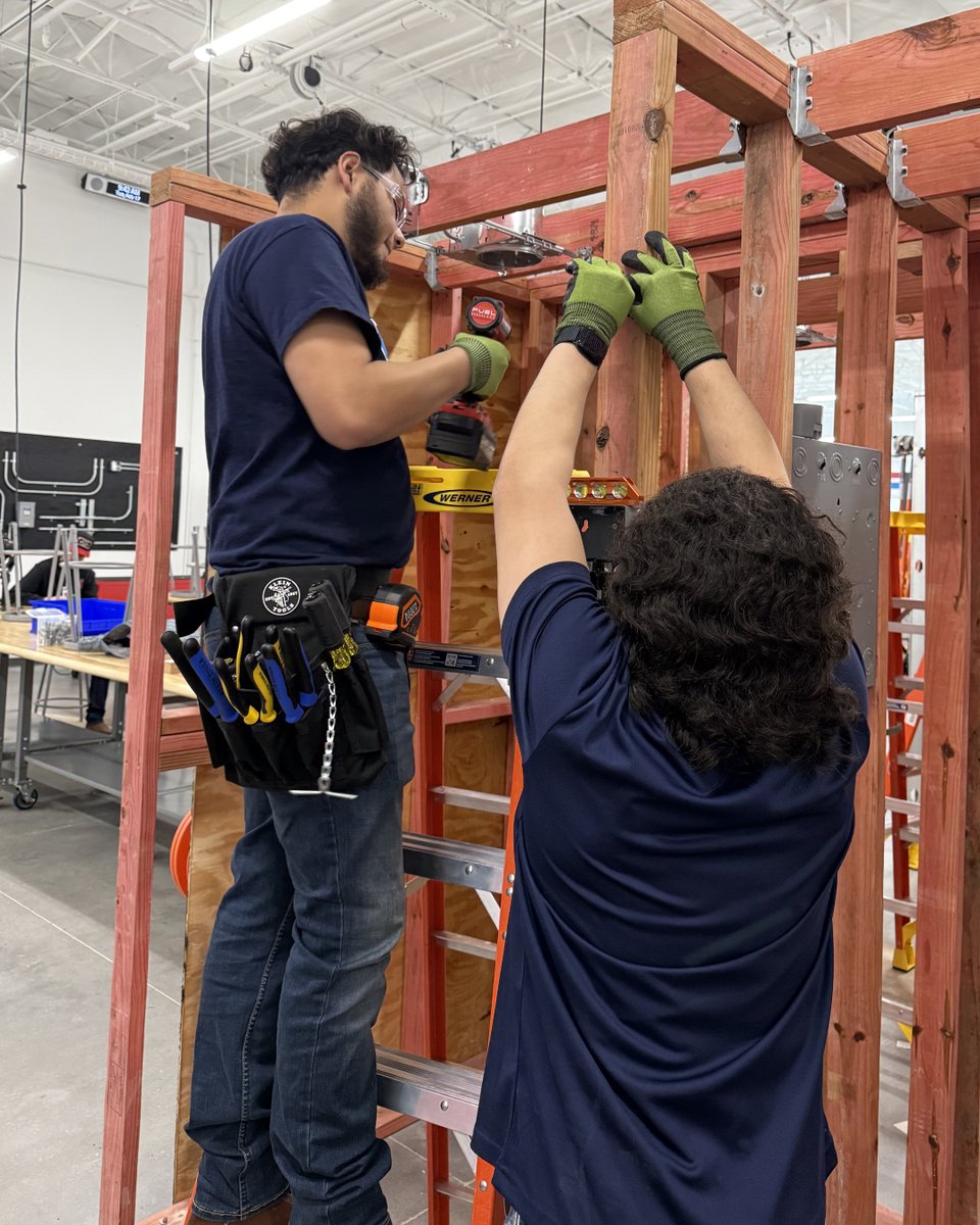 UTITweet's tweet photo. Teamwork makes the dream work! 💪 https://t.co/exLXBb4juE