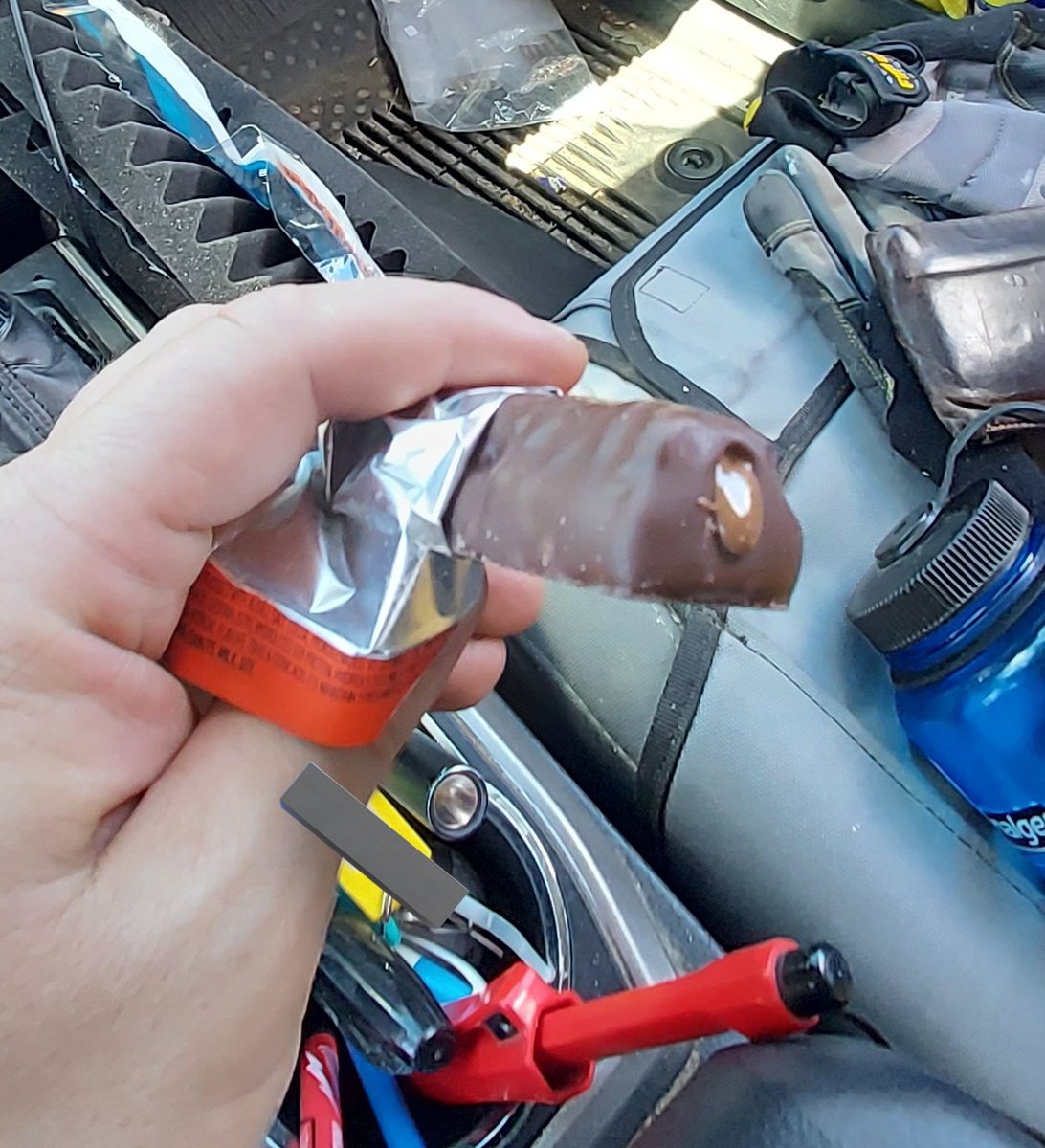 JoeLongBalls's tweet photo. The snickers vein is one thing but giving me a straight up leaker? Reeses your days are numbered #nastybastards https://t.co/ekq7pNH7pp