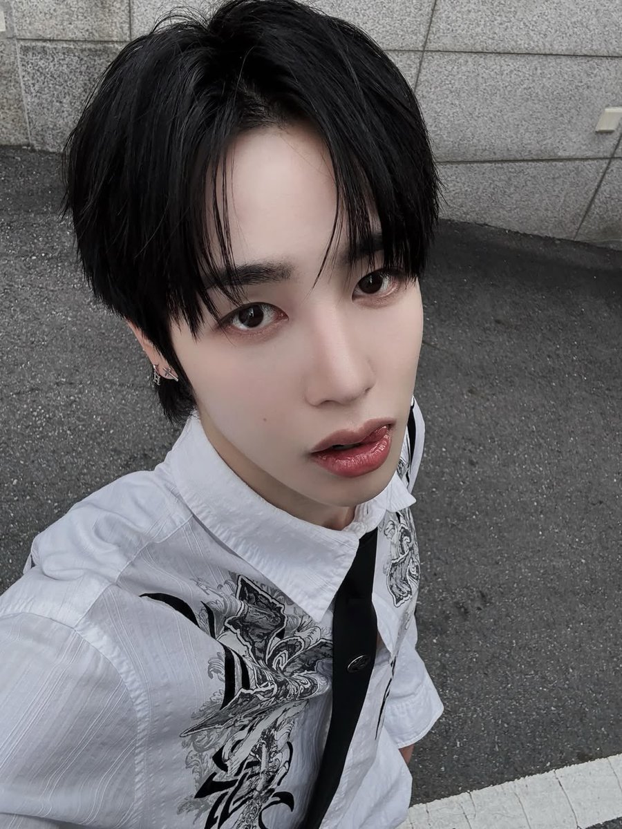 JinsikHunter's tweet photo. Hunter via ig xikers 

𝓈𝒽𝒾𝓇𝓉 𝓃𝒹 𝓉𝒾𝑒

 #xikers #싸이커스 #헌터 #HUNTER https://t.co/CDFzZYpl25
