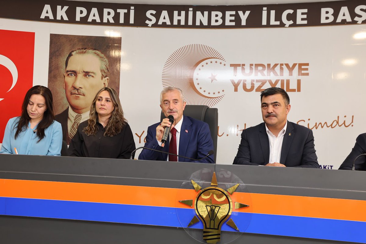 avmehmettiryaki's tweet photo. Şahinbey Kadın Kolları Yönetim Kurulu Toplantımıza, Şahinbey Belediye Başkanımız Mehmet Tahmazoğlu ile birlikte katıldık.

Kadın Kolları Başkanımız Gamze Gül Günsoy ve kıymetli yönetimine çalışmalarında başarılar diliyor, toplantımıza katılımları ve destekleri için Belediye Başkanımız Mehmet Tahmazoğlu’na teşekkür ediyorum.

Birlik ve beraberlik içerisinde, Şahinbey için çalışmaya devam edeceğiz.

@abuyukgumus 
@hakanaksu058 
@vahitatalan 
@iekarayel 
@abdulhamitgul 
@EyupOzkececi 
@AliSahin501 
@deryabakbak27 
@mesutbozatli 
@irfancelikaslan 
@BBozgeyik_27 
@FatmaSahin 
@mtahmazoglu 
@fmfedaioglu 
@AKGMTeskilat
#GönüldenGönüle