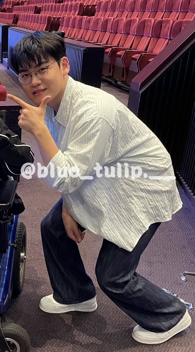 Gommayusi98's tweet photo. Gumayusi is a very very kind person… 

This fan is in a wheelchair so she’s unable to join the hi-bye session as she wouldn’t be able to go down. 

She was actually pretty happy getting to see him on stage. But after the event, the staff told her to wait and MinHyung will personally come over and do the Hi-Bye session with her. 🥹🥹🥹 

She initially thought he’s gonna come and say Hi-Bye but he didn’t leave and just stayed next to her and started posing. The staff ended up taking a photo of them together 🥹🥹🥹

Mindong you truly are the best 😭