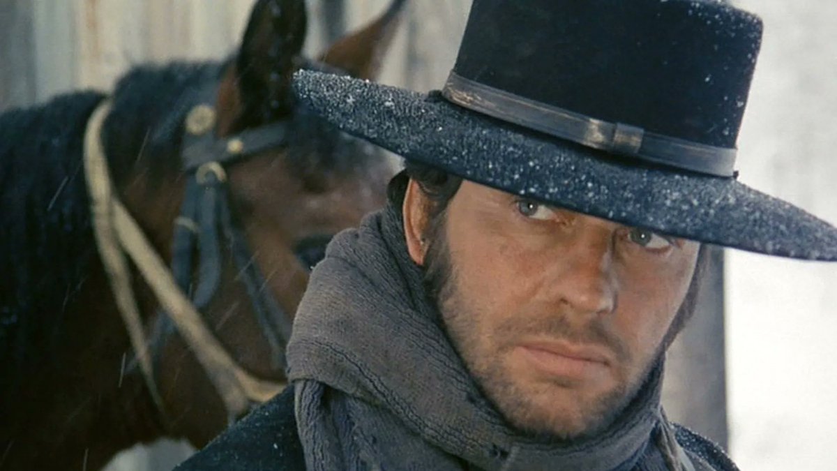 InstantVintage_'s tweet photo. Le Grand Silence, chef-d'œuvre de Sergio Corbucci en 1968 avec Jean-Louis Trintignant (décédé le 17 juin 2022).

Trintignant excelle en héros muet dans ces décors enneigés magnifiques, tourné dans les Dolomites en Italie, ce qui change du désert habituel dans ce genre de western spaghetti !

Klaus Kinski est effrayant dans son rôle glaçant, et que dire de la musique du maestro Ennio Morricone, on se croirait presque dans un Sergio Leone...