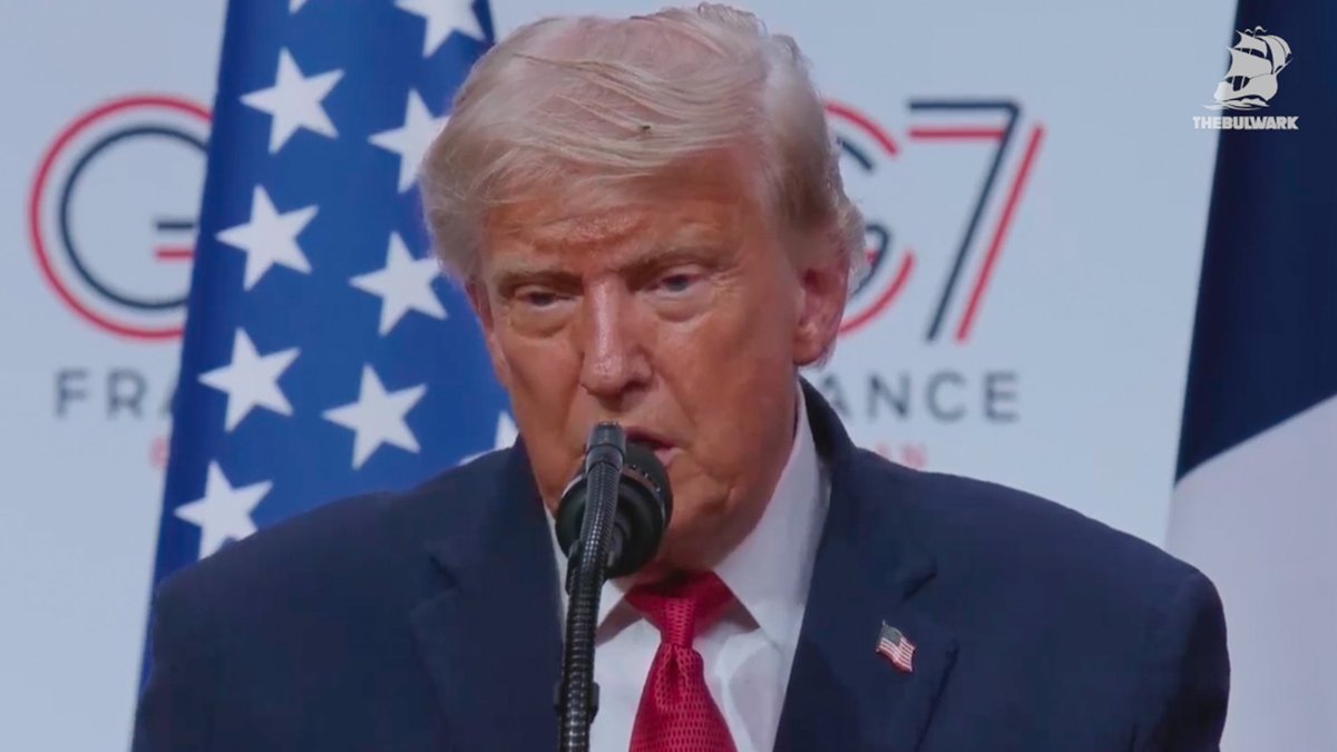 BulwarkOnline's tweet photo. There is a fly on Donald Trump's head https://t.co/IZcWeW5XH0
