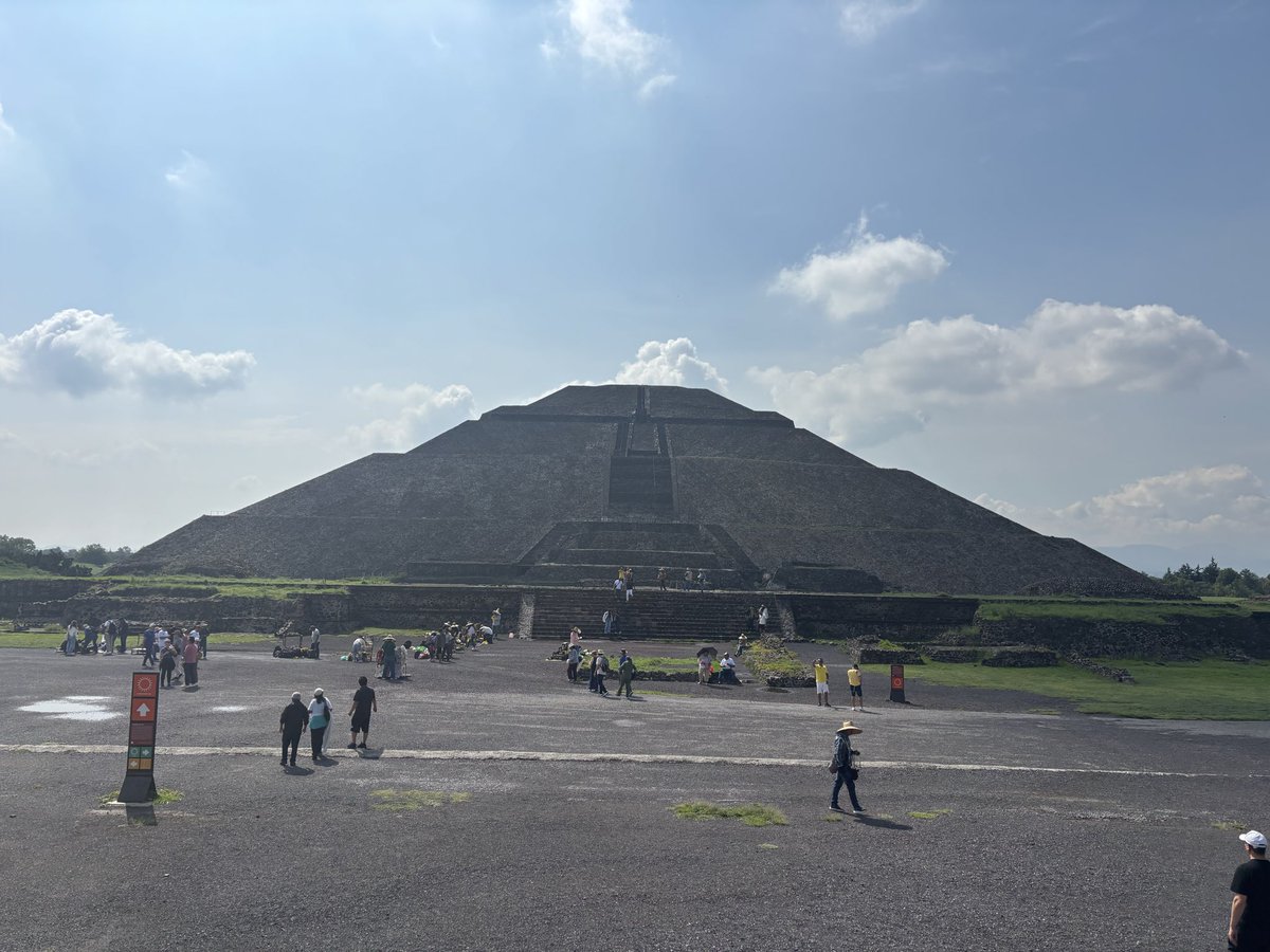 matottorix's tweet photo. 本日はメキシコシティからバスでテオティワカンへ。初めてピラミッドというものを見たけど、壮大でとても良かった！
ピラミッドからバモ純也！ https://t.co/hyYHfQCKgN