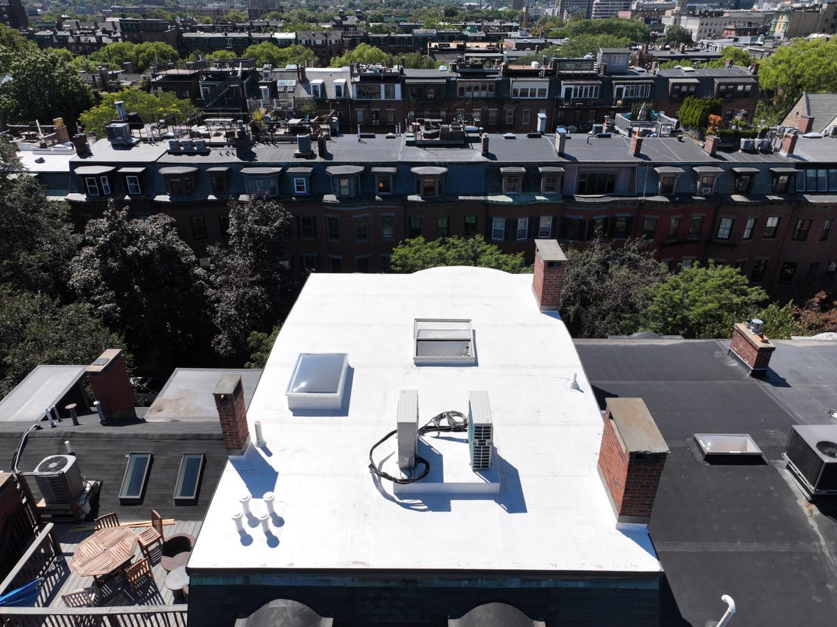 IDFlatRoof's tweet photo. 🥲“Budget roofing” in Boston = paying twice.

Once now. Once in 7 years...

💪PVC costs more upfront. It costs less over 30.

#RoofingROI #PVC https://t.co/4fBwpjVCRA