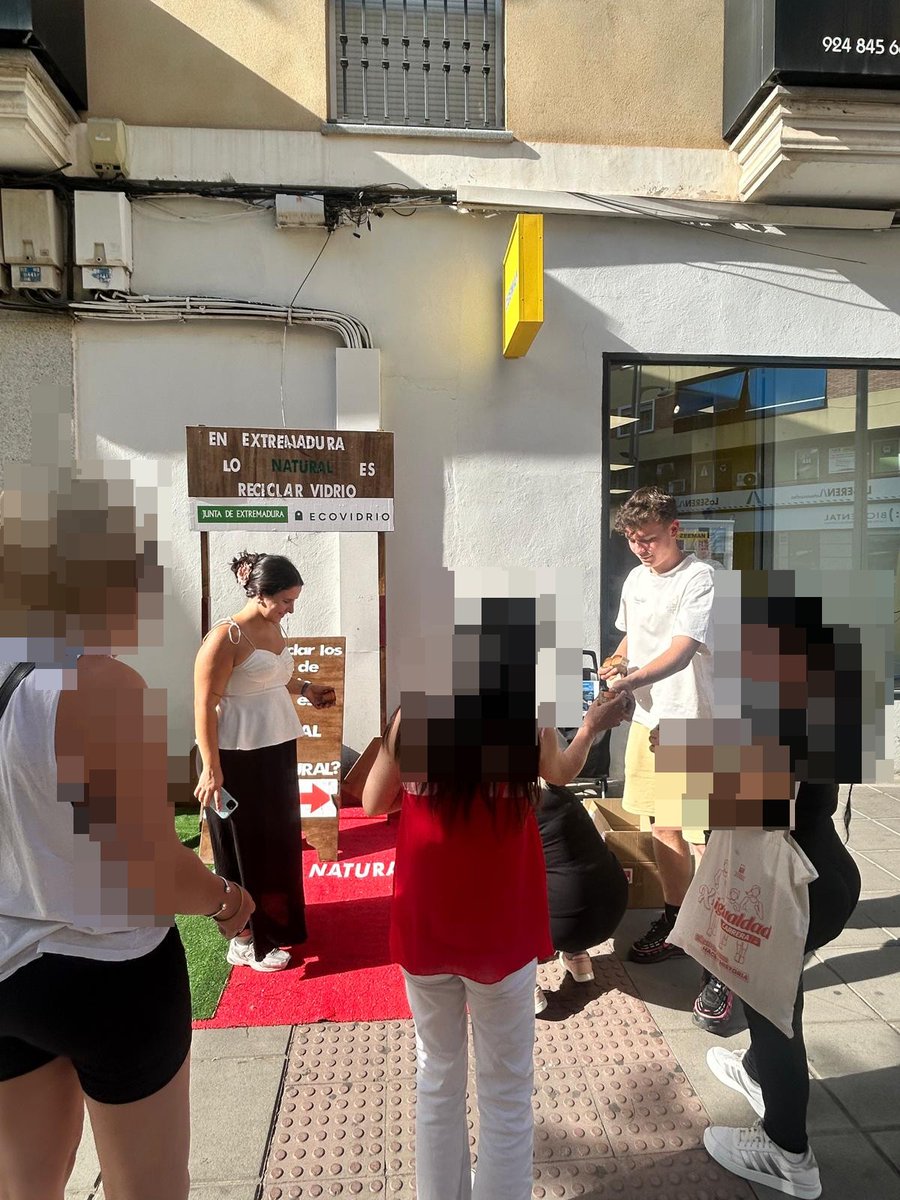 apoyat's tweet photo. ➡️ Participamos en la Propuesta del Ayuntamiento de Villanueva de La Serena para reciclar vidrio ♻️, nos encantan este tipo de actividades de participación Comunitaria 👍 en la que aportamos nuestro granito de Arena ❤️ https://t.co/THMq8sOKEW