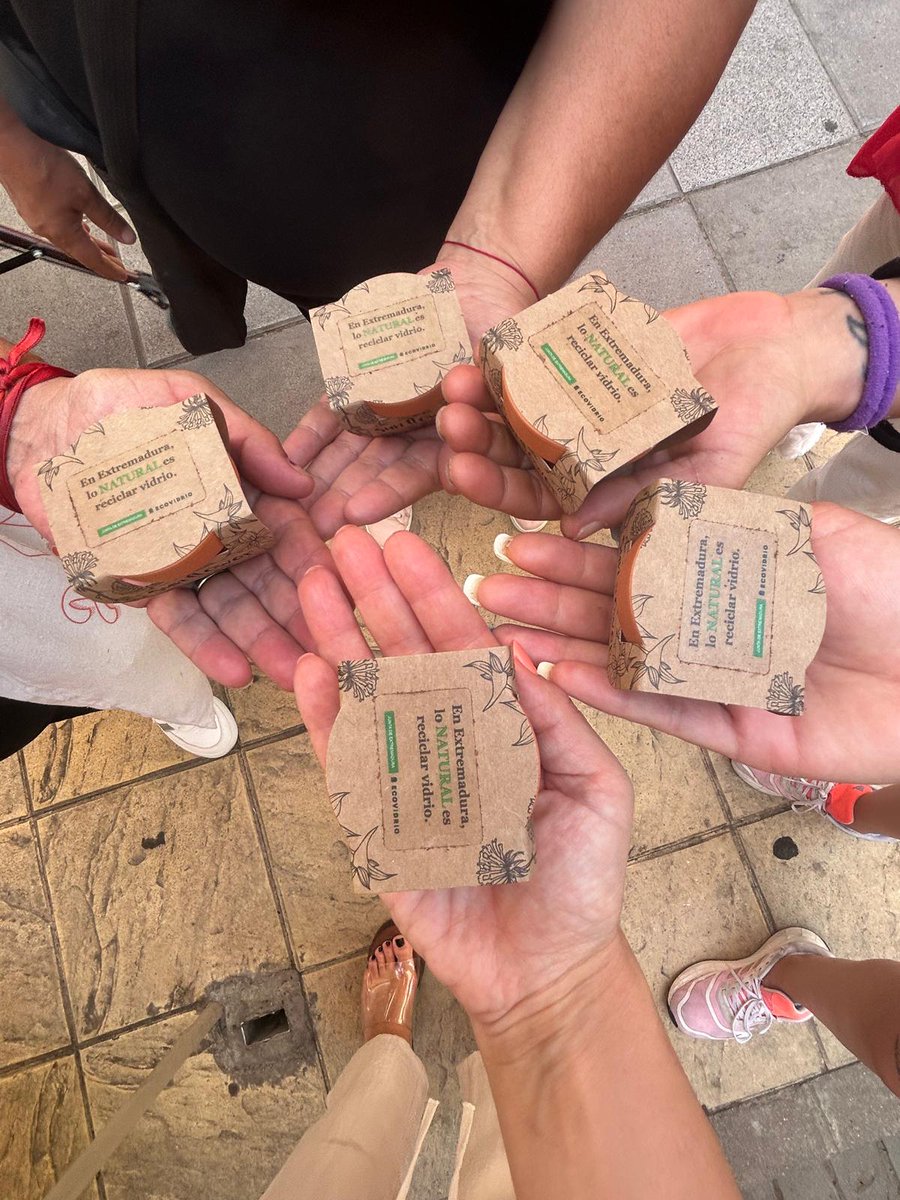 apoyat's tweet photo. ➡️ Participamos en la Propuesta del Ayuntamiento de Villanueva de La Serena para reciclar vidrio ♻️, nos encantan este tipo de actividades de participación Comunitaria 👍 en la que aportamos nuestro granito de Arena ❤️ https://t.co/THMq8sOKEW