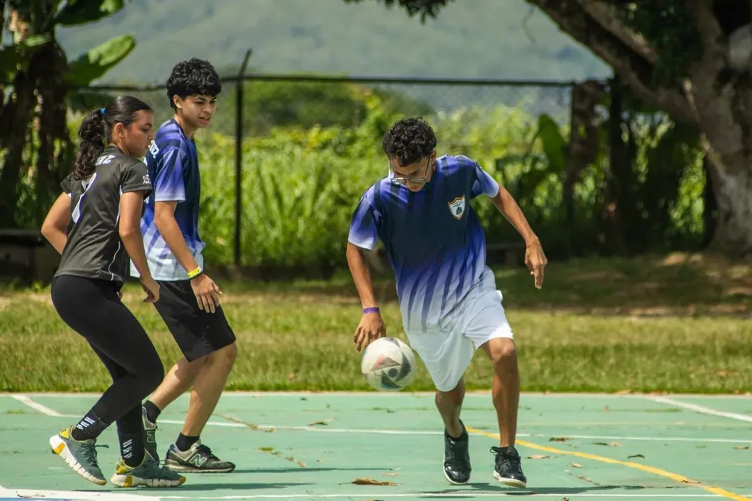 iunav's tweet photo. ¡El Campamento de Verano #IUNAV se despide con broche de oro! 🌟🏆

Dijimos "hasta pronto" a los colegios que nos acompañaron en el Campus con un día de deportes libres (🏊‍♀️⚽️🏐). Gracias por confiar en nosotros y hacer de esta una experiencia tan especial. 🤝❤️ ¡Las puertas de nuestra institución quedan abiertas para siempre!