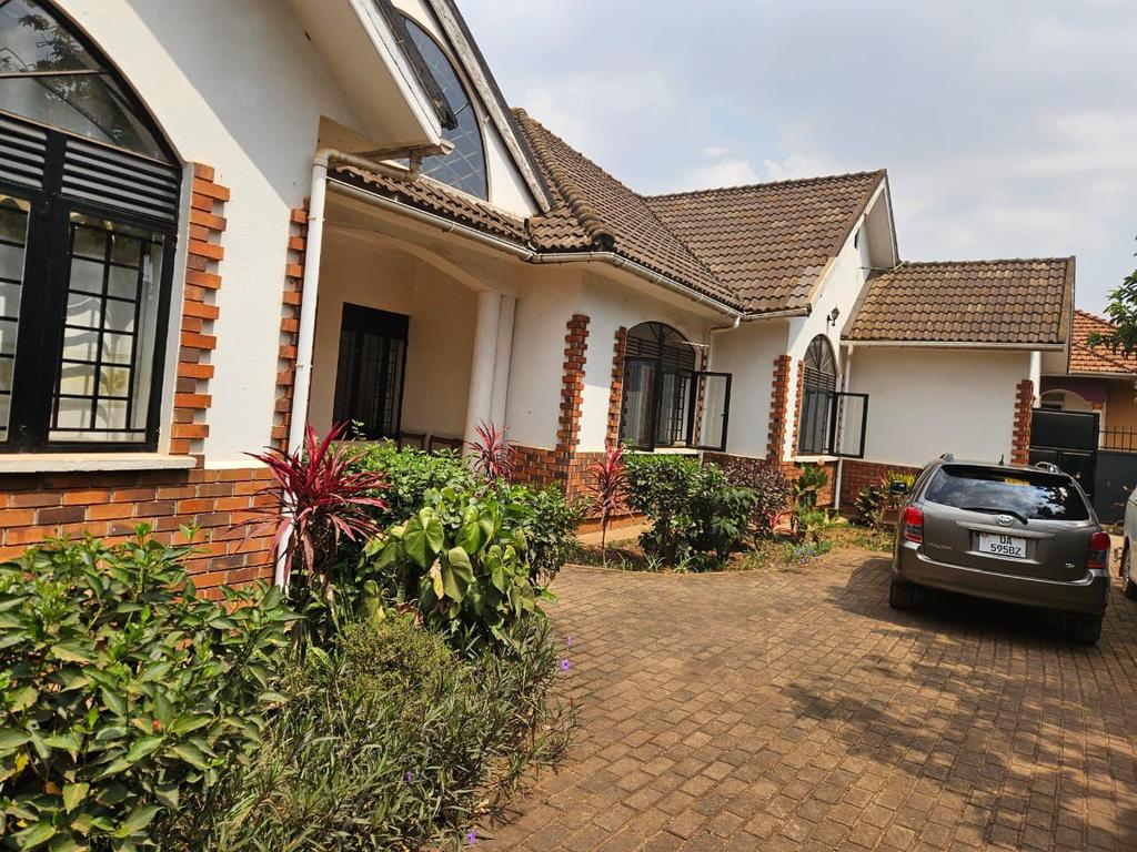 Jspropetyestete's tweet photo. LUNGUJJA NEAR RUBAGA 

5 BEDROOM 
HOUSE
 FOR SALE 

PLOT SIZE 
25 decimals

PRICE 
750M ugx

📱 *📲☎📞* 
FOR MORE INFORMATION 
call or WHATSAPP....
0742097811
0781284033 
0702605562
0757917739
0769591725
josephpropertylinks01@gmail.com

Visit to our offices MUNYONYO, NTINDA https://t.co/uajn87xiVr
