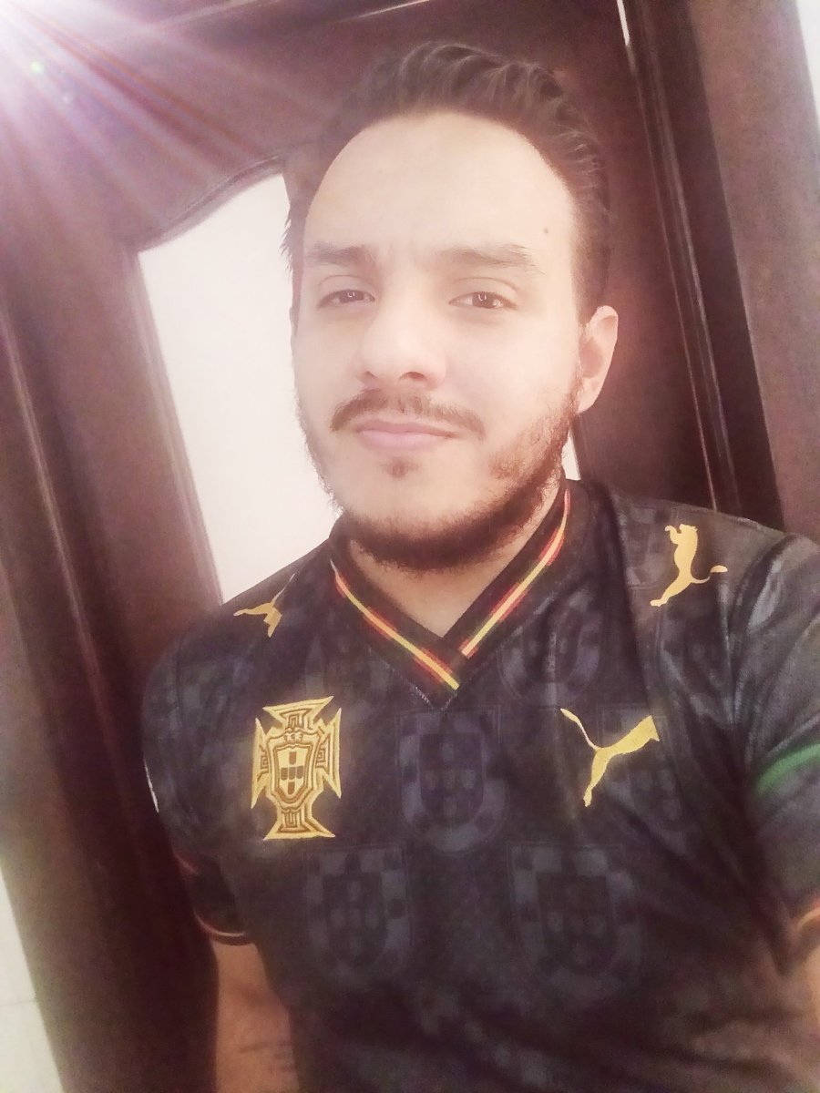 ManRob89's tweet photo. Con tocó venir de gala y formal al trabajo. #Portugal https://t.co/x0jeM6Dy6Y