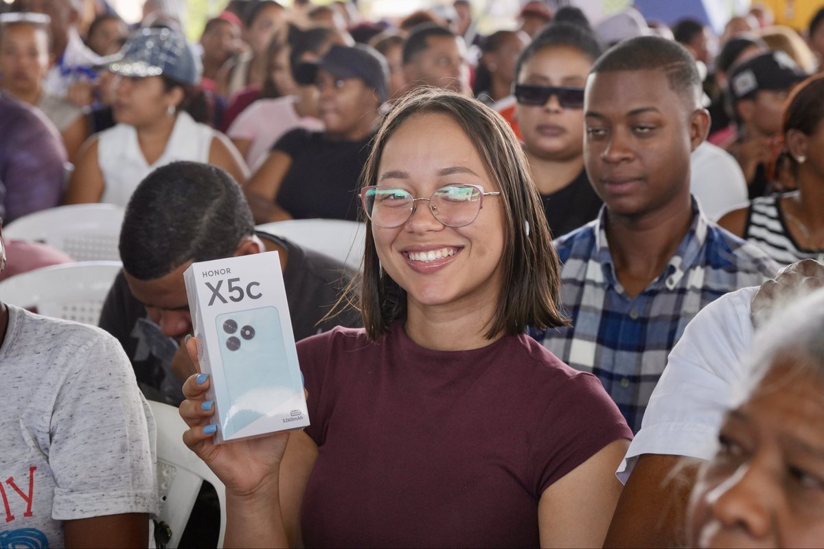 IndotelRD's tweet photo. A través del Fondo de Desarrollo de las Telecomunicaciones (FDT), realizamos una nueva entrega del Programa Canasta Digital 3.0 en el municipio de Santo Domingo Oeste, beneficiando a 500 mujeres y hombres de distintas comunidades del territorio. 🤝

#INDOTELRD #CanastaDigital30 https://t.co/zh0thSQhR8
