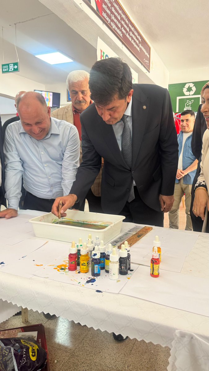 mardinilmem's tweet photo. Yeşilli Yatılı Bölge Ortaokulu öğrencilerimizin el emeği göz nuru eserlerinden oluşan "Görsel Sanatlar ve Tasarım Sergisi"nin açılışını gerçekleştirdik.🎨✨

İl Müdürümüz Ali Eyyüpkoca ve Yeşilli İlçe Müdürü Mustafa Kahraman, "Atıktan Sanata" dönüşen bu kıymetli karma sergide öğrencilerimizin heyecanına ortak oldular. 👏

Geleceğin sanatçılarını ve emeği geçen öğretmenlerimizi tebrik ederiz. 
@tcmeb 
@Yusuf__Tekin 
@tuncay_akkoyun 
@ali_eyyupkoca