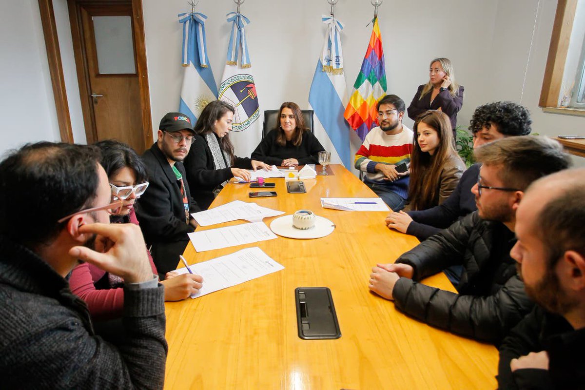 alejarod72's tweet photo. Recibí a 3 de los 4 equipos finalistas del concurso de ideas para darle identidad al nuevo puente de calle Sáenz Peña y Constitución, una obra que muy pronto formará parte del paisaje urbano de nuestra ciudad. https://t.co/Eu2QJzHLJq