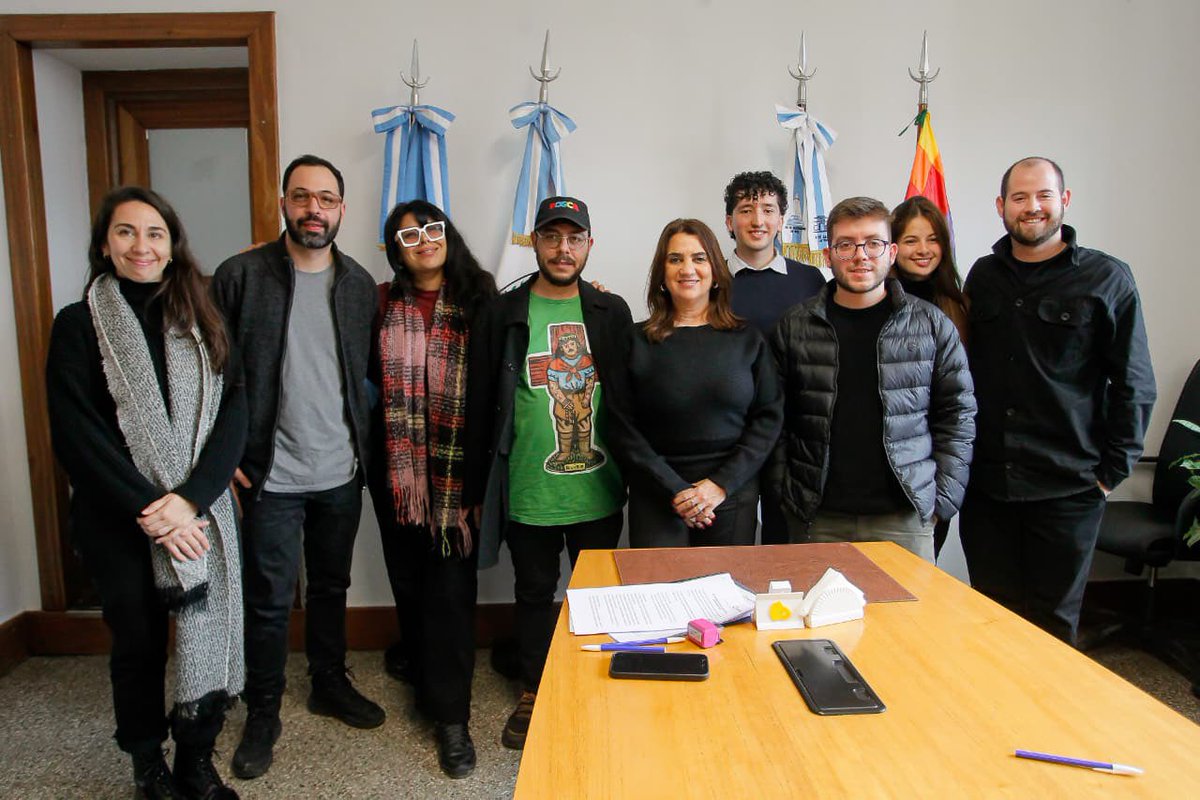 alejarod72's tweet photo. Recibí a 3 de los 4 equipos finalistas del concurso de ideas para darle identidad al nuevo puente de calle Sáenz Peña y Constitución, una obra que muy pronto formará parte del paisaje urbano de nuestra ciudad. https://t.co/Eu2QJzHLJq