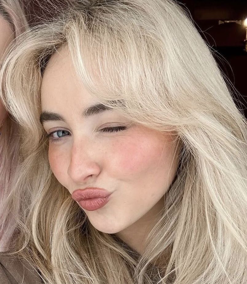 sabrinadiarycn's tweet photo. really like these pouty sab, I've been scrolling through these photos over and over again today https://t.co/10bo4fX9Ks