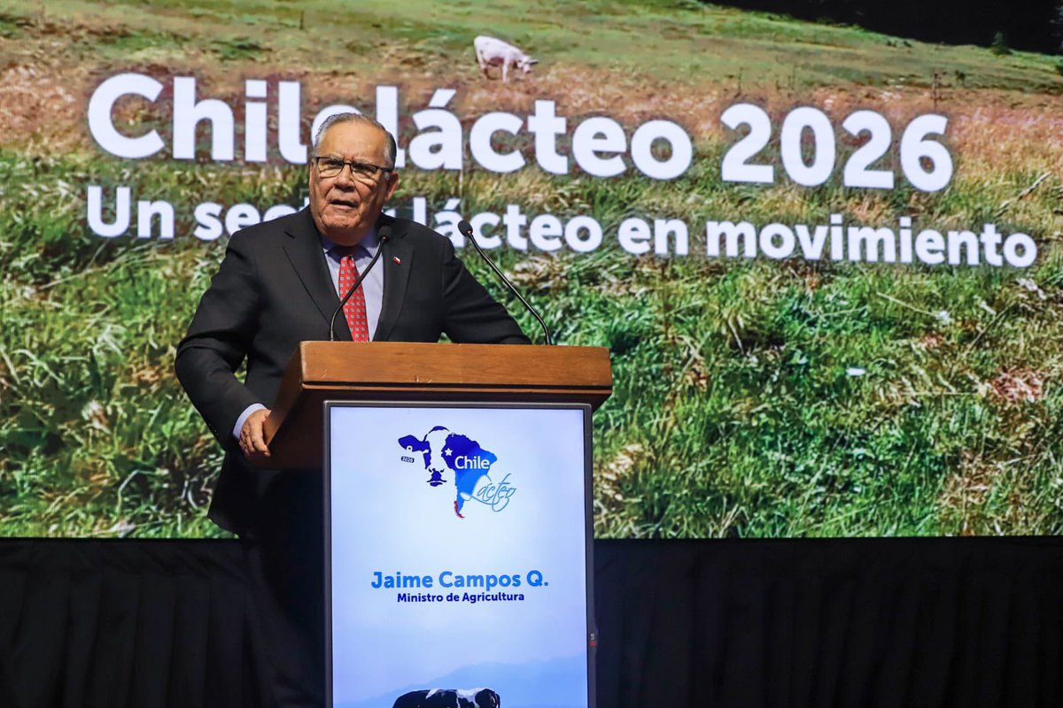 MinagriCL's tweet photo. 🥛 El sector lácteo chileno sigue avanzando con innovación, sostenibilidad y trabajo colaborativo.

El ministro de Agricultura, Jaime Campos, junto a la directora (s) de @ODEPA, Daniela Acuña y los seremis de @MinagriLosLagos y @Minagri_LosRios participaron en la inauguración del Congreso Internacional Chilelácteo 2026, organizado por Fedeleche.  Este evento reúne a productores, industria, academia, empresas y expertos nacionales e internacionales para analizar los desafíos y oportunidades del sector lácteo, promoviendo instancias de diálogo en torno a la sostenibilidad, innovación, producción y comercio.