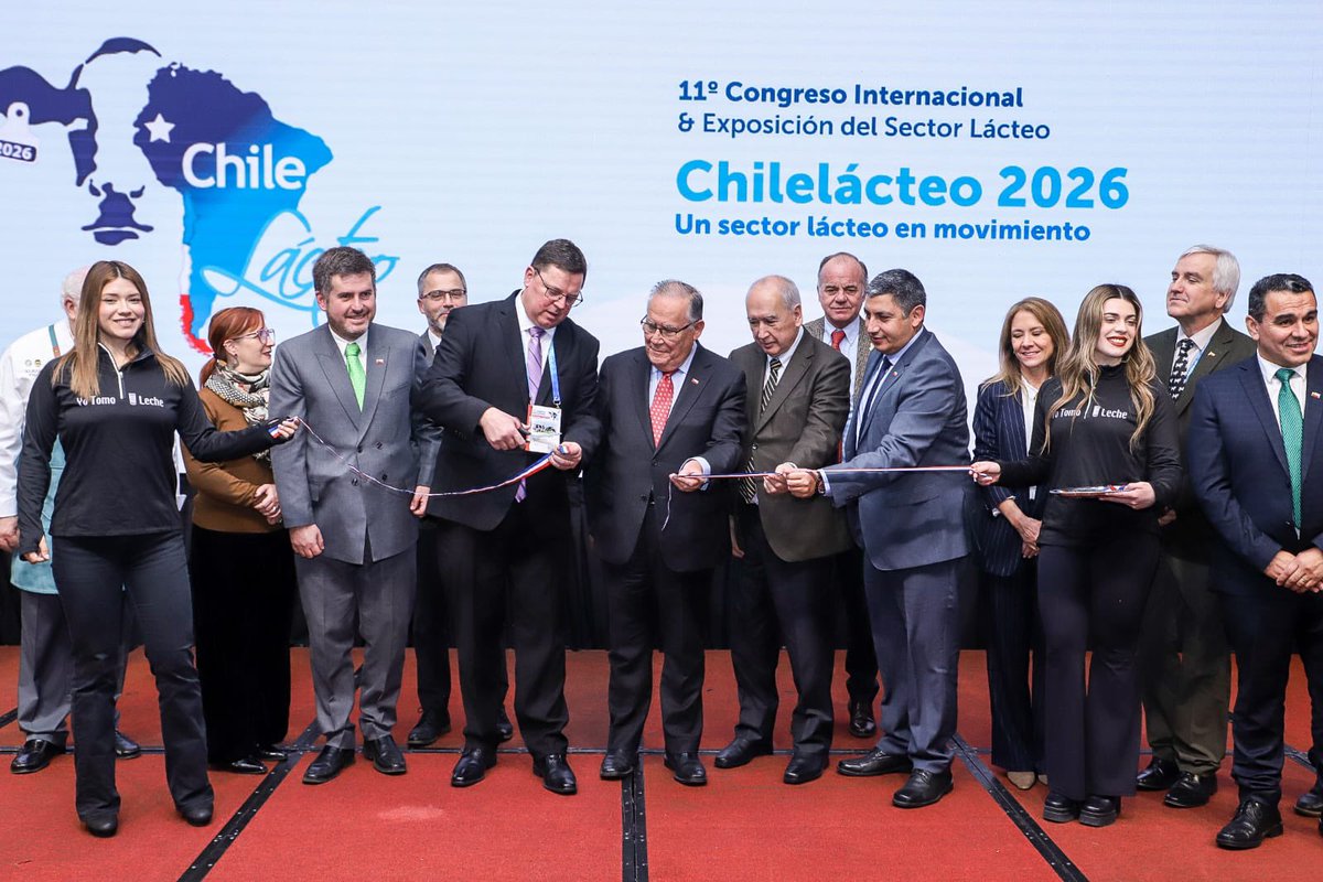 MinagriCL's tweet photo. 🥛 El sector lácteo chileno sigue avanzando con innovación, sostenibilidad y trabajo colaborativo.

El ministro de Agricultura, Jaime Campos, junto a la directora (s) de @ODEPA, Daniela Acuña y los seremis de @MinagriLosLagos y @Minagri_LosRios participaron en la inauguración del Congreso Internacional Chilelácteo 2026, organizado por Fedeleche.  Este evento reúne a productores, industria, academia, empresas y expertos nacionales e internacionales para analizar los desafíos y oportunidades del sector lácteo, promoviendo instancias de diálogo en torno a la sostenibilidad, innovación, producción y comercio.