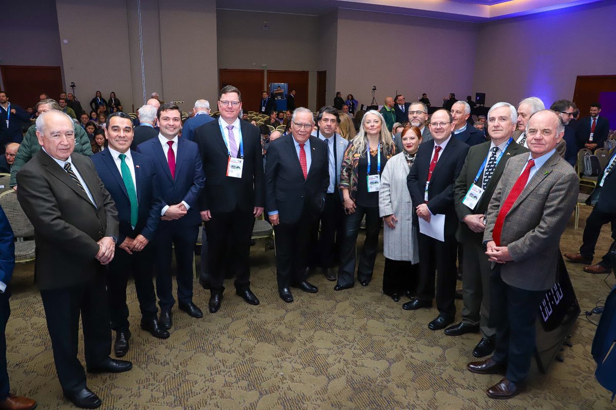 MinagriCL's tweet photo. 🥛 El sector lácteo chileno sigue avanzando con innovación, sostenibilidad y trabajo colaborativo.

El ministro de Agricultura, Jaime Campos, junto a la directora (s) de @ODEPA, Daniela Acuña y los seremis de @MinagriLosLagos y @Minagri_LosRios participaron en la inauguración del Congreso Internacional Chilelácteo 2026, organizado por Fedeleche.  Este evento reúne a productores, industria, academia, empresas y expertos nacionales e internacionales para analizar los desafíos y oportunidades del sector lácteo, promoviendo instancias de diálogo en torno a la sostenibilidad, innovación, producción y comercio.