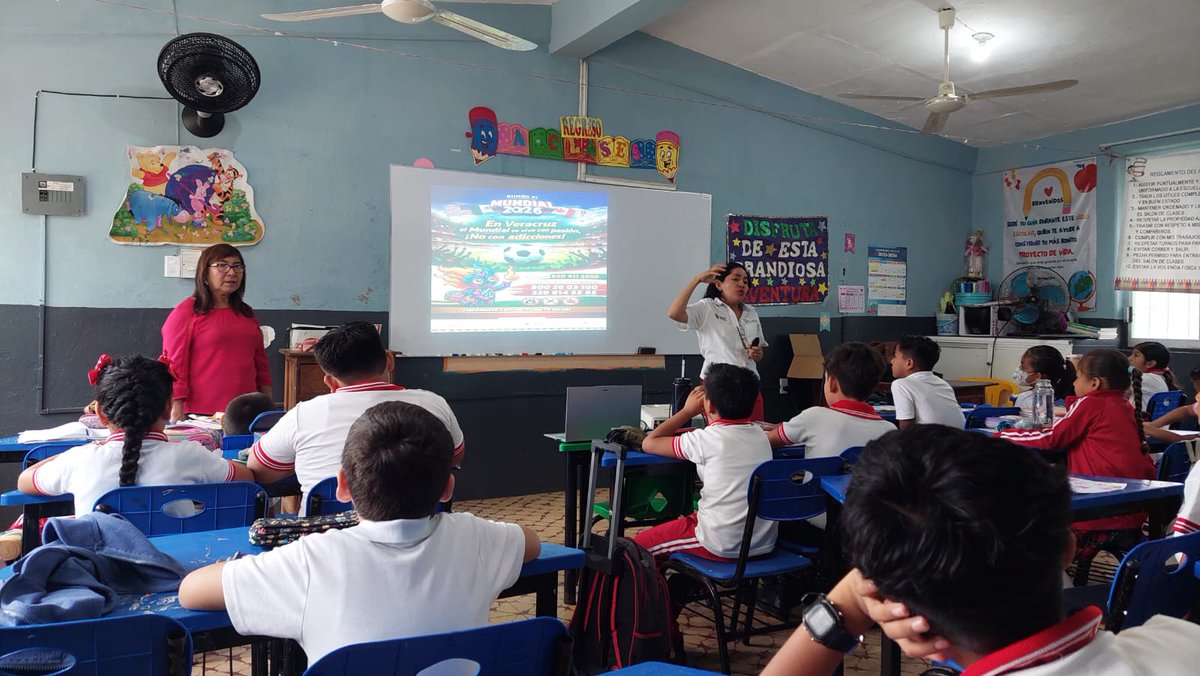cecosamamina's tweet photo. “En Veracruz el Mundial se vive con pasión, ¡No con adicciones!” 📷📷
Con gran entusiasmo, el equipo de CECOSAMA Minatitlán visitó la Escuela Primaria "Veracruz", ubicada en la colonia El Naranjito, en el municipio de Cosoleacaque. https://t.co/C5aWe6AoIQ