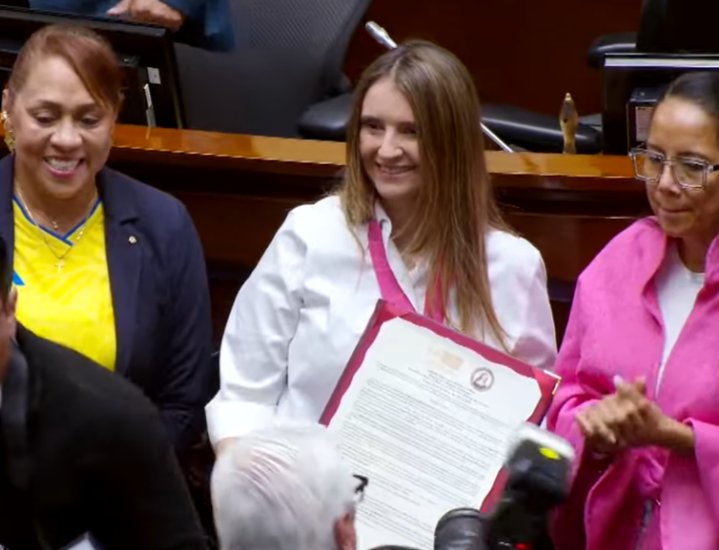 Yan_infor's tweet photo. Gracias por tan hermosa labor, Paloma Valencia una mujer ejemplar y berraca, siempre la apoyaré.  

🏅 *Condecoración a la Senadora Paloma Valencia*

El Congreso de la República otorgará a la Senadora Paloma Valencia la *Orden de la Gran Cruz con Placa de Oro*, la más alta distinción que concede esta corporación, en reconocimiento a sus 12 años de trayectoria y servicio en el poder legislativo.

https://t.co/LJRzMOhZvs