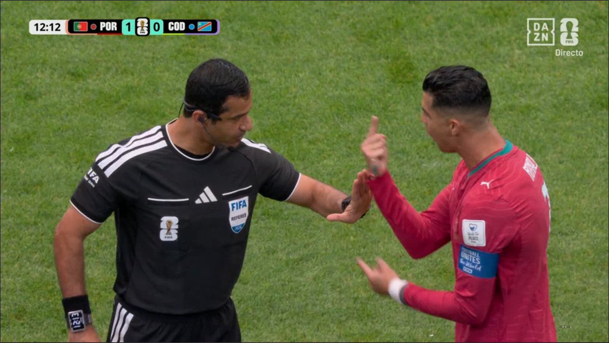 maldiidown's tweet photo. "Un penalti te pido, solo uno necesito"

"No puedo pitarte un penalti si no pisas ni el área"

La conversación entre el árbitro y Cristiano https://t.co/OOxwJrgQU7