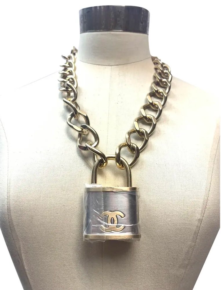 2000sphase's tweet photo. Rihanna wearing the CHANEL collar lock chain <333 https://t.co/uvHkBnjzNd