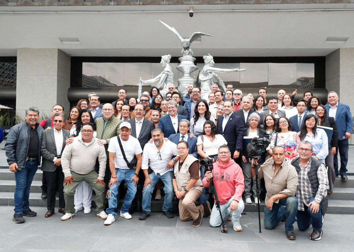 reviniciatika's tweet photo. @Mx_Diputados Encuentro con periodistas, reporteros, fotógrafos y camarógrafos. Más allá de coyunturas partidistas, el periodismo libre es garantía para la sociedad #LibertadDeExpresión
https://t.co/1MBU18L2Sp
@kenialopezr @RicardoMonrealA @rubenmoreiravdz https://t.co/e23rLQYfgE