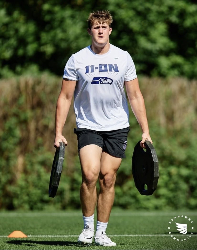 OwenTobin27's tweet photo. Had a great time this past weekend @Seahawks VMAC camp competing with my brothers at Sumner High School against a few other schools!! Lots of good competition and a bunch of fun! 
@SumnerFootball https://t.co/wHQFZYbTmc