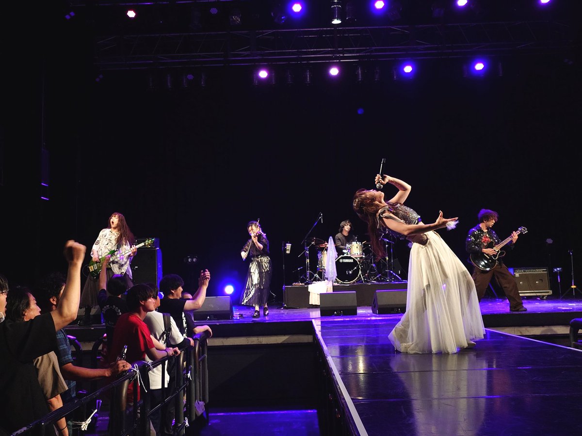 itsuki23fg's tweet photo. Dream Kingdom
19th Anniversary LIVE
@ 川崎CLUBCITTA'
トリを務めた歌姫 鶴丸彩さんを応援してきました
でっかいステージをデカく感じさせないパフォーマンスはさすが姫👏👏
初見のアーティストさん達も🙆‍♂️でした
#鶴丸彩 https://t.co/KHdBHYHnWg