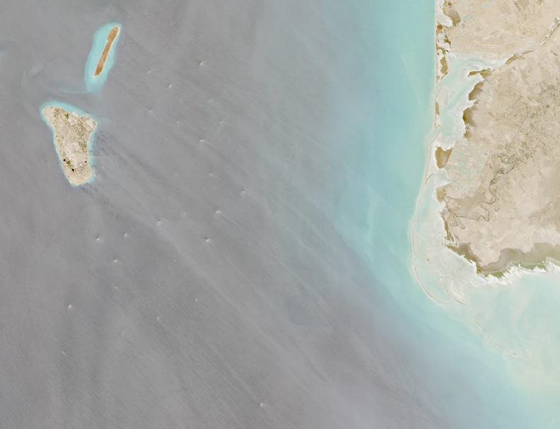 supbrow's tweet photo. 17 JUN 2026
@CopernicusEU #Sentinel2 🛰️📷
Kharg Island 🇮🇷

~24 tankers spotted in the anchorage
Around 16 of them are likely laden with 🇮🇷🛢️

They are still loitering here, despite indications that a few other unladen tankers and cargo ships have seemingly crossed the US Blockade line at the Gulf of Oman.

Will the pending MoU signing on Friday, will they continue to wait here, or begin to transit to the Strait of Hormuz?
--
See the @UANI Iran War Shipping Update for more info: https://t.co/sXPRShKEYK
--
@JemimaShelley @TankerTrackers @mercoglianos @ed_fin @Michellewb_