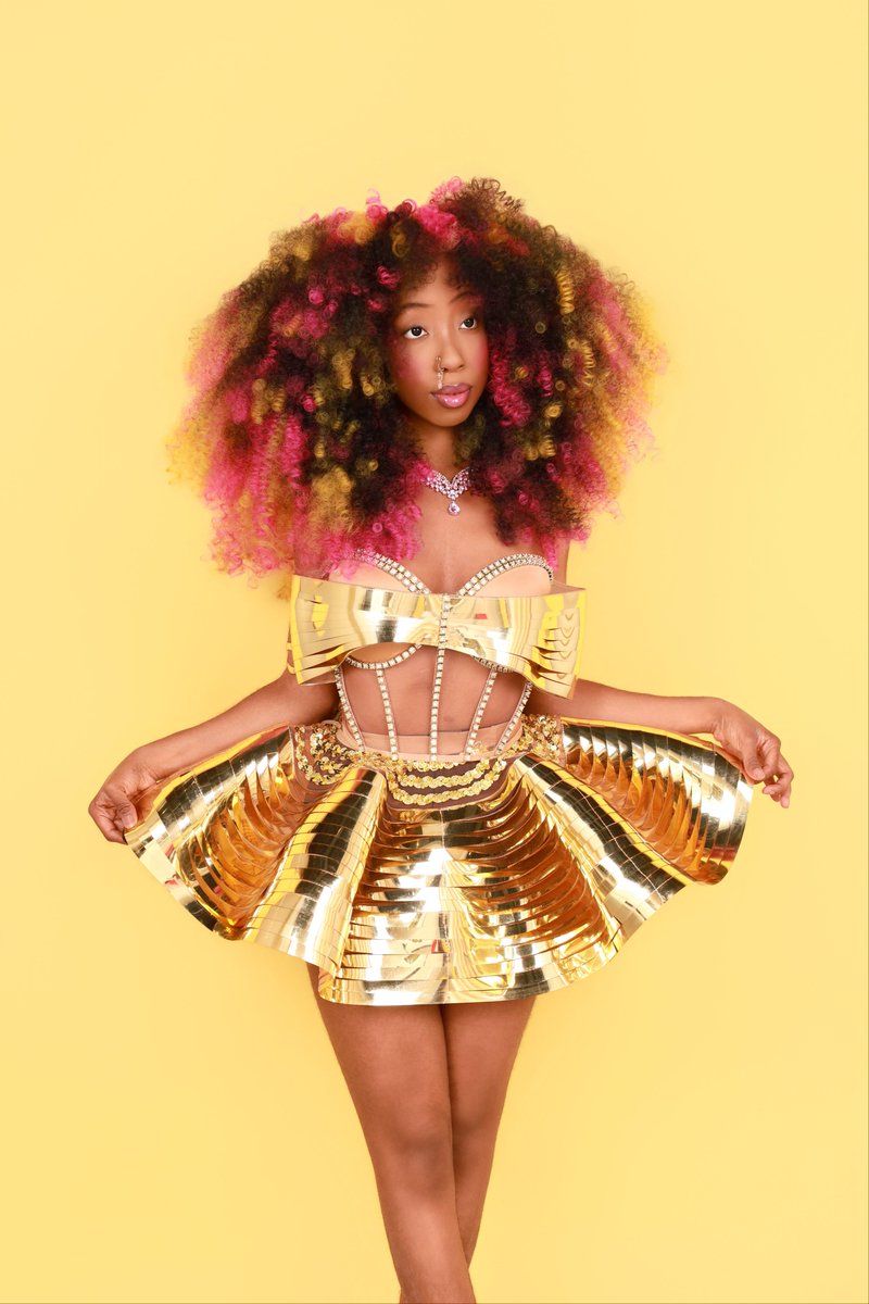 shawtyastrology's tweet photo. today’s my 29th birthday so i decided to dress up as a pink &amp; gold fairy! 💕💛🎂 https://t.co/QhgFRzOCFW