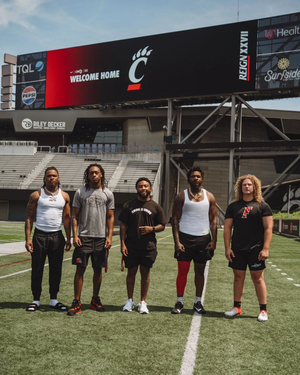 6happyheartsluv's tweet photo. Evan met Cam, UC Bearcat, at the football camp. They exchanged info and have been working together.  Thanks @Camroetherford for your mentorship and encouragement.  

@Colegrovee2027 https://t.co/s3qvqh6Vau