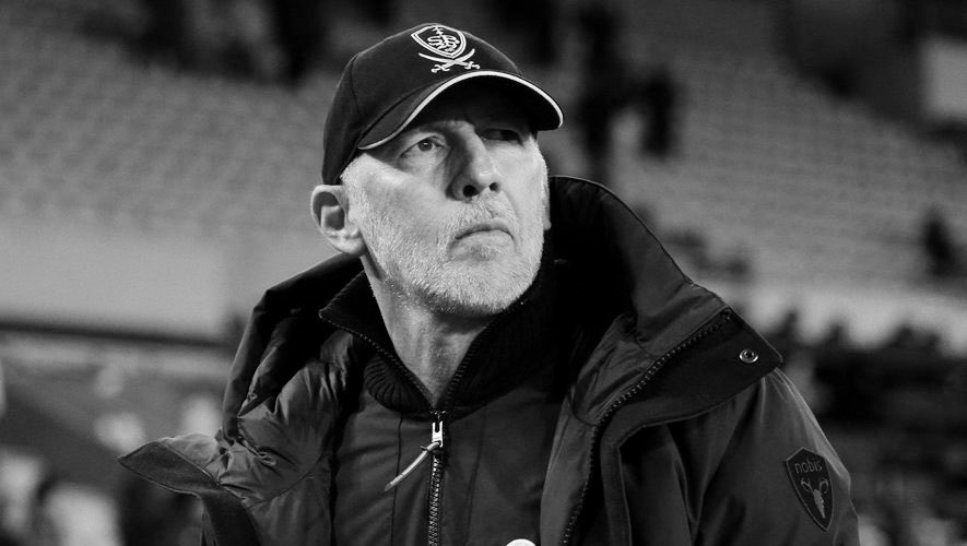 _BeFootball's tweet photo. 🚨 La famille d’Eric Roy révèle qu’il se battait contre un cancer du pancréas depuis 3 ans. 😢

Il n’a jamais rien laissé filtrer face à la presse et s’est battu en silence… 😪❤️

« 𝗡𝗼𝘂𝘀 𝗮𝘃𝗼𝗻𝘀 𝗹𝗮 𝘁𝗿𝗲̀𝘀 𝗴𝗿𝗮𝗻𝗱𝗲 𝘁𝗿𝗶𝘀𝘁𝗲𝘀𝘀𝗲 𝗱𝗲 𝘃𝗼𝘂𝘀 𝗮𝗻𝗻𝗼𝗻𝗰𝗲𝗿 𝗹𝗲 𝗱𝗲́𝗰𝗲̀𝘀 𝗱𝗲 𝗻𝗼𝘁𝗿𝗲 𝗽𝗮𝗽𝗮 𝗲𝘁 𝗺𝗮𝗿𝗶 𝗘́𝗿𝗶𝗰 𝗥𝗼𝘆. 

𝗗𝗲𝗽𝘂𝗶𝘀 𝘁𝗿𝗼𝗶𝘀 𝗮𝗻𝘀 𝗲𝘁 𝗱𝗲𝗺𝗶, 𝗣𝗮𝗽𝗮 𝘀𝗲 𝗯𝗮𝘁𝘁𝗮𝗶𝘁 𝗰𝗼𝗻𝘁𝗿𝗲 𝘂𝗻 𝗰𝗮𝗻𝗰𝗲𝗿 𝗱𝘂 𝗽𝗮𝗻𝗰𝗿𝗲́𝗮𝘀.

𝗣𝗲𝗻𝗱𝗮𝗻𝘁 𝘁𝗼𝘂𝘁 𝗰𝗲 𝘁𝗲𝗺𝗽𝘀, 𝗶𝗹 𝗮 𝗰𝗼𝗻𝘁𝗶𝗻𝘂𝗲́ 𝗮̀ 𝘃𝗶𝘃𝗿𝗲 𝗮𝘃𝗲𝗰 𝘂𝗻𝗲 𝗳𝗼𝗿𝗰𝗲 𝗾𝘂𝗶 𝗻𝗼𝘂𝘀 𝗶𝗺𝗽𝗿𝗲𝘀𝘀𝗶𝗼𝗻𝗻𝗲 𝗲𝗻𝗰𝗼𝗿𝗲, 𝗽𝗼𝗿𝘁𝗲́ 𝗽𝗮𝗿 𝗹'𝗮𝗺𝗼𝘂𝗿 𝗱𝗲 𝘀𝗮 𝗳𝗮𝗺𝗶𝗹𝗹𝗲, 𝗽𝗮𝗿 𝗹𝗲 𝗳𝗼𝗼𝘁𝗯𝗮𝗹𝗹, 𝗽𝗮𝗿 𝘀𝗼𝗻 𝘁𝗿𝗮𝘃𝗮𝗶𝗹 𝗲𝘁 𝗽𝗮𝗿 𝗰𝗲𝘁𝘁𝗲 𝗽𝗮𝘀𝘀𝗶𝗼𝗻 𝗾𝘂𝗶 𝗻𝗲 𝗹'𝗮 𝗷𝗮𝗺𝗮𝗶𝘀 𝗾𝘂𝗶𝘁𝘁𝗲́. 

𝗖𝗲 𝗾𝘂'𝗶𝗹 𝗮 𝗮𝗰𝗰𝗼𝗺𝗽𝗹𝗶 𝗰𝗲𝘀 𝗱𝗲𝗿𝗻𝗶𝗲̀𝗿𝗲𝘀 𝗮𝗻𝗻𝗲́𝗲𝘀 𝗿𝗲𝘀𝘁𝗲𝗿𝗮 𝗽𝗼𝘂𝗿 𝗻𝗼𝘂𝘀 𝗲𝘅𝗰𝗲𝗽𝘁𝗶𝗼𝗻𝗻𝗲𝗹. 𝗧𝗿𝗮𝘃𝗲𝗿𝘀𝗲𝗿 𝗰𝗲𝘁𝘁𝗲 𝗲́𝗽𝗿𝗲𝘂𝘃𝗲 𝘁𝗼𝘂𝘁 𝗲𝗻 𝗮𝗰𝗰𝗼𝗺𝗽𝗮𝗴𝗻𝗮𝗻𝘁 𝘂𝗻 𝗰𝗹𝘂𝗯, 𝘂𝗻𝗲 𝗲́𝗾𝘂𝗶𝗽𝗲, 𝘂𝗻𝗲 𝗵𝗶𝘀𝘁𝗼𝗶𝗿𝗲 𝗮𝘂𝘀𝘀𝗶 𝗳𝗼𝗿𝘁𝗲, 𝗱𝗶𝘁 𝗯𝗲𝗮𝘂𝗰𝗼𝘂𝗽 𝗱𝗲 𝗹'𝗵𝗼𝗺𝗺𝗲 𝗾𝘂'𝗶𝗹 𝗲́𝘁𝗮𝗶𝘁.

𝗣𝗮𝗽𝗮 𝗲́𝘁𝗮𝗶𝘁 𝗽𝗿𝗼𝗳𝗼𝗻𝗱𝗲́𝗺𝗲𝗻𝘁 𝗯𝗶𝗲𝗻𝘃𝗲𝗶𝗹𝗹𝗮𝗻𝘁, 𝘁𝗲𝗻𝗱𝗿𝗲, 𝗱𝗿𝗼𝗶𝘁 𝗲𝘁 𝗵𝗼𝗻𝗻𝗲̂𝘁𝗲. 𝗜𝗹 𝘀𝗮𝘃𝗮𝗶𝘁 𝗲𝗻𝗰𝗼𝘂𝗿𝗮𝗴𝗲𝗿, 𝘁𝗿𝗮𝗻𝘀𝗺𝗲𝘁𝘁𝗿𝗲, 𝗽𝗼𝘂𝘀𝘀𝗲𝗿 𝗹𝗲𝘀 𝗮𝘂𝘁𝗿𝗲𝘀 𝗮̀ 𝘀𝗲 𝗱𝗲́𝗽𝗮𝘀𝘀𝗲𝗿, 𝗮̀ 𝗱𝗲𝘃𝗲𝗻𝗶𝗿 𝗹𝗮 𝗺𝗲𝗶𝗹𝗹𝗲𝘂𝗿𝗲 𝘃𝗲𝗿𝘀𝗶𝗼𝗻 𝗱'𝗲𝘂𝘅-𝗺𝗲̂𝗺𝗲𝘀. 𝗜𝗹 𝗮𝘃𝗮𝗶𝘁 𝗰𝗲𝘁𝘁𝗲 𝗲𝘅𝗶𝗴𝗲𝗻𝗰𝗲, 𝗰𝗲𝘁𝘁𝗲 𝗷𝘂𝘀𝘁𝗲𝘀𝘀𝗲 𝗲𝘁 𝗰𝗲𝘁𝘁𝗲 𝗵𝘂𝗺𝗮𝗻𝗶𝘁𝗲́. 

𝗜𝗹 𝗮𝗶𝗺𝗮𝗶𝘁 𝗹𝗲 𝗳𝗼𝗼𝘁𝗯𝗮𝗹𝗹 𝗱'𝘂𝗻𝗲 𝗺𝗮𝗻𝗶𝗲̀𝗿𝗲 𝗮𝗯𝘀𝗼𝗹𝘂𝗲. 𝗦𝗼𝗻 𝗮𝘃𝗲𝗻𝘁𝘂𝗿𝗲 𝗮𝘂 𝗦𝘁𝗮𝗱𝗲 𝗕𝗿𝗲𝘀𝘁𝗼𝗶𝘀 𝗮 𝗲́𝘁𝗲́ 𝗹'𝘂𝗻 𝗱𝗲𝘀 𝗽𝗹𝘂𝘀 𝗯𝗲𝗮𝘂𝘅 𝗺𝗼𝗺𝗲𝗻𝘁𝘀 𝗱𝗲 𝘀𝗮 𝘃𝗶𝗲. 𝗘𝗹𝗹𝗲 𝗹𝘂𝗶 𝗮 𝗱𝗼𝗻𝗻𝗲́ 𝘂𝗻𝗲 𝗲́𝗻𝗲𝗿𝗴𝗶𝗲, 𝘂𝗻𝗲 𝗷𝗼𝗶𝗲, 𝘂𝗻𝗲 𝗿𝗮𝗶𝘀𝗼𝗻 𝗱𝗲 𝗰𝗼𝗻𝘁𝗶𝗻𝘂𝗲𝗿, 𝘆 𝗰𝗼𝗺𝗽𝗿𝗶𝘀 𝗱𝗮𝗻𝘀 𝗹𝗲𝘀 𝗺𝗼𝗺𝗲𝗻𝘁𝘀 𝗹𝗲𝘀 𝗽𝗹𝘂𝘀 𝗱𝗶𝗳𝗳𝗶𝗰𝗶𝗹𝗲𝘀. 𝗔𝘃𝗲𝗰 𝘀𝗲𝘀 𝗷𝗼𝘂𝗲𝘂𝗿𝘀, 𝗶𝗹 𝗮𝘃𝗮𝗶𝘁 𝗰𝗼𝗻𝘀𝘁𝗿𝘂𝗶𝘁 𝘂𝗻 𝗹𝗶𝗲𝗻 𝗿𝗮𝗿𝗲 𝗲𝘁 𝗺𝗮𝗴𝗻𝗶𝗳𝗶𝗾𝘂𝗲. 𝗜𝗹 𝗹𝗲𝘀 𝗮𝗶𝗺𝗮𝗶𝘁 𝘁𝗿𝗲̀𝘀 𝗳𝗼𝗿𝘁, 𝗲𝘁 𝗶𝗹 𝗲́𝘁𝗮𝗶𝘁 𝗳𝗶𝗲𝗿, 𝗽𝗿𝗼𝗳𝗼𝗻𝗱𝗲́𝗺𝗲𝗻𝘁 𝗳𝗶𝗲𝗿, 𝗱'𝗲̂𝘁𝗿𝗲 𝗹𝗲𝘂𝗿 𝗰𝗼𝗮𝗰𝗵.

𝗔𝘂𝘅 𝘀𝘂𝗽𝗽𝗼𝗿𝘁𝗲𝗿𝘀 𝗯𝗿𝗲𝘀𝘁𝗼𝗶𝘀, 𝗻𝗼𝘂𝘀 𝘃𝗼𝘂𝗹𝗼𝗻𝘀 𝗱𝗶𝗿𝗲 𝗺𝗲𝗿𝗰𝗶. 𝗩𝗼𝘁𝗿𝗲 𝗮𝗰𝗰𝘂𝗲𝗶𝗹, 𝘃𝗼𝘁𝗿𝗲 𝘀𝗼𝘂𝘁𝗶𝗲𝗻, 𝘃𝗼𝘁𝗿𝗲 𝗳𝗲𝗿𝘃𝗲𝘂𝗿 𝗲𝘁 𝘃𝗼𝘁𝗿𝗲 𝗮𝗺𝗼𝘂𝗿 𝗹'𝗼𝗻𝘁 𝗽𝗿𝗼𝗳𝗼𝗻𝗱𝗲́𝗺𝗲𝗻𝘁 𝘁𝗼𝘂𝗰𝗵𝗲́. 𝗖𝗲𝘁𝘁𝗲 𝗳𝗼𝗿𝗰𝗲 𝗹'𝗮 𝗮𝗰𝗰𝗼𝗺𝗽𝗮𝗴𝗻𝗲́ 𝗯𝗶𝗲𝗻 𝗽𝗹𝘂𝘀 𝗾𝘂𝗲 𝘃𝗼𝘂𝘀 𝗻𝗲 𝗽𝗼𝘂𝘃𝗲𝘇 𝗹'𝗶𝗺𝗮𝗴𝗶𝗻𝗲𝗿. 𝗣𝗮𝗽𝗮 𝗻𝗼𝘂𝘀 𝗮 𝘁𝗼𝘂𝗷𝗼𝘂𝗿𝘀 𝗱𝗶𝘁 𝗾𝘂𝗲 𝗰𝗲 𝗰𝗵𝗮𝗻𝘁 𝗾𝘂𝗲 𝘃𝗼𝘂𝘀 𝗮𝘃𝗲𝘇 𝗳𝗮𝗶𝘁, 𝗶𝗹 𝗹'𝗲𝗺𝗽𝗼𝗿𝘁𝗲𝗿𝗮𝗶𝘁 𝗮𝘃𝗲𝗰 𝗹𝘂𝗶. 

𝗡𝗼𝘂𝘀 𝘀𝗮𝘃𝗼𝗻𝘀 𝗹'𝗶𝗺𝗺𝗲𝗻𝘀𝗲 𝘃𝗶𝗱𝗲 𝗾𝘂'𝗶𝗹 𝘃𝗮 𝗹𝗮𝗶𝘀𝘀𝗲𝗿, 𝗺𝗮𝗶𝘀 𝗻𝗼𝘂𝘀 𝘀𝗮𝘃𝗼𝗻𝘀 𝗮𝘂𝘀𝘀𝗶 𝗹'𝗲𝗺𝗽𝗿𝗲𝗶𝗻𝘁𝗲 𝗺𝗮𝗴𝗻𝗶𝗳𝗶𝗾𝘂𝗲 𝗾𝘂'𝗶𝗹 𝗹𝗮𝗶𝘀𝘀𝗲 𝗱𝗲𝗿𝗿𝗶𝗲̀𝗿𝗲 𝗹𝘂𝗶. 𝗨𝗻𝗲 𝗲𝗺𝗽𝗿𝗲𝗶𝗻𝘁𝗲 𝗳𝗮𝗶𝘁𝗲 𝗱𝗲 𝗽𝗮𝘀𝘀𝗶𝗼𝗻, 𝗱𝗲 𝗹𝗼𝘆𝗮𝘂𝘁𝗲́, 𝗱𝗲 𝗰𝗼𝘂𝗿𝗮𝗴𝗲, 𝗱'𝗲𝘅𝗶𝗴𝗲𝗻𝗰𝗲, 𝗱𝗲 𝗿𝗲𝘀𝗽𝗲𝗰𝘁 𝗲𝘁 𝗱'𝗮𝗺𝗼𝘂𝗿 𝗱𝘂 𝗷𝗲𝘂.

𝗜𝗹 𝗿𝗲𝘀𝘁𝗲𝗿𝗮 𝗽𝗼𝘂𝗿 𝗻𝗼𝘂𝘀, 𝘀𝗮 𝗳𝗮𝗺𝗶𝗹𝗹𝗲, 𝘀𝗲𝘀 𝗮𝗺𝗶𝘀 𝗲𝘁 𝘁𝗼𝘂𝘀 𝗰𝗲𝘂𝘅 𝗾𝘂𝗶 𝗹'𝗼𝗻𝘁 𝗮𝗶𝗺𝗲́, 𝘂𝗻𝗲 𝘀𝗼𝘂𝗿𝗰𝗲 𝗱'𝗶𝗻𝘀𝗽𝗶𝗿𝗮𝘁𝗶𝗼𝗻 𝗽𝗿𝗼𝗳𝗼𝗻𝗱𝗲. »