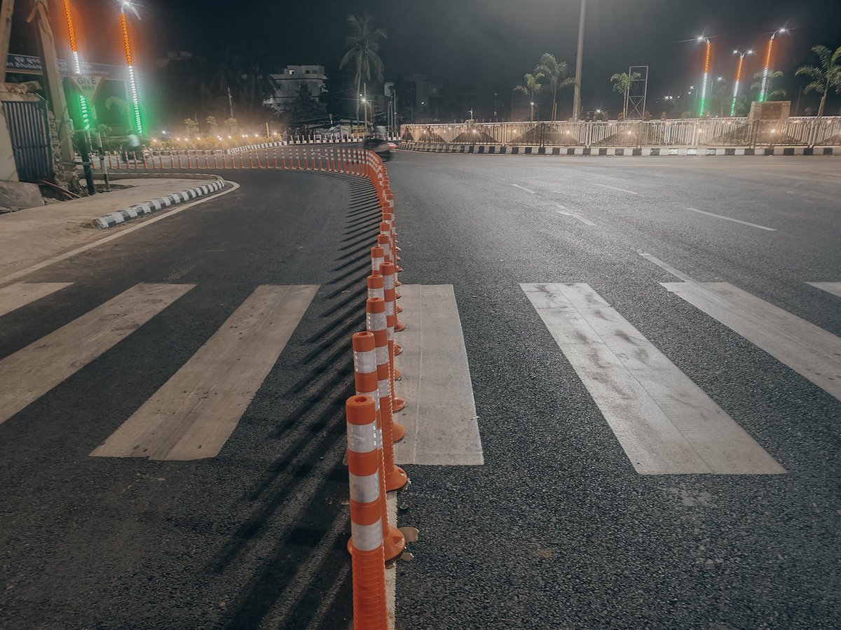 jaguhere's tweet photo. @CMO_Odisha @MohanMOdisha @MayorofBBSR @dcpbbsr @BSCL_BBSR Zebra Crossing ❌
Zebra Partition ✅
Next update: Toll gate for pedestrians
#innovation https://t.co/VYN72P2Wwf