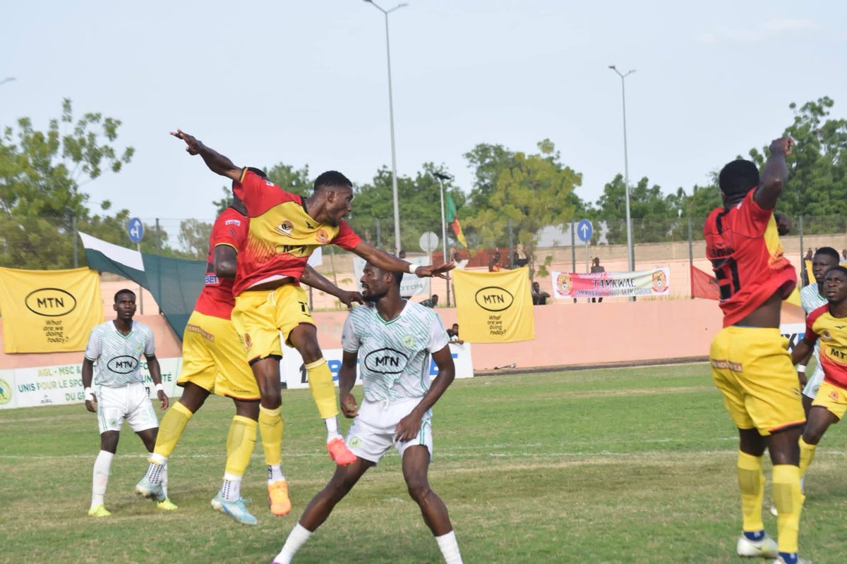 cfootcameroun's tweet photo. 🔴 INFO : Grâce notamment à un doublé de Carlos Yougouda, Coton Sport de Garoua ÉCRASE Unisport du Haut (3-0) en match avancé de la 25e journée. Le flambeau de l’Ouest repart du Nord avec deux défaites. #CFOOT https://t.co/FohEWGlB87
