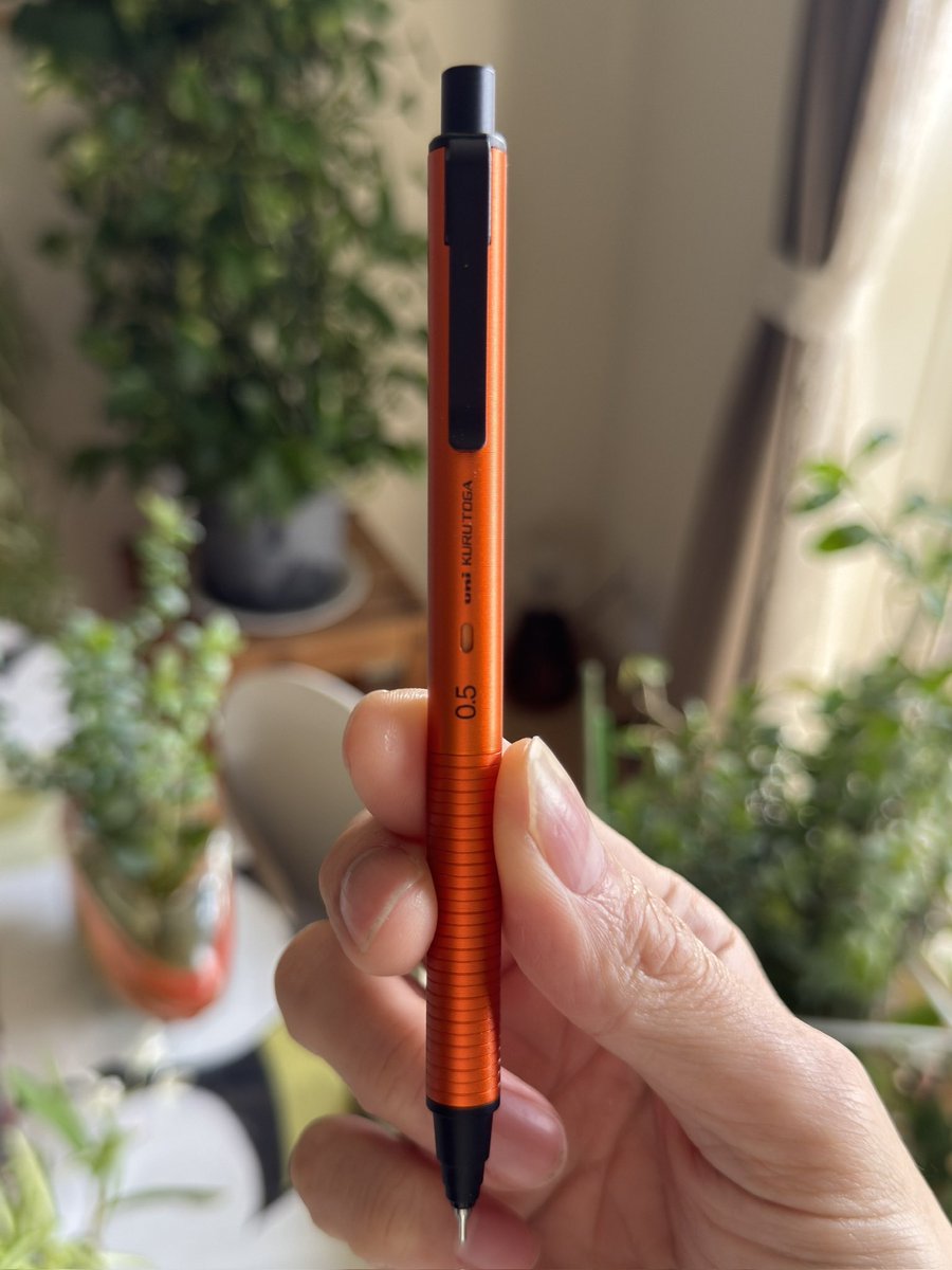 mtz__oc's tweet photo. 落ち着いたトーンのレギュラー商品とは真逆で、とても発色が良い綺麗なオレンジでした^ ^
#クルトガメタル 
#stationery https://t.co/PzSTD9YkH2