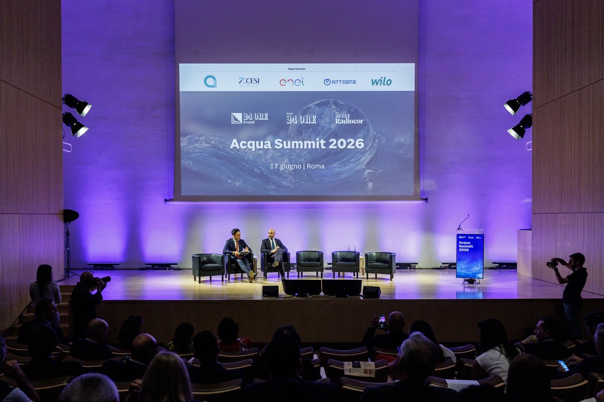 AceaGruppo's tweet photo. L’acqua è una risorsa strategica da proteggere, valorizzare e utilizzare in modo sempre più efficiente. Per questo innovazione, investimenti e modelli di economia circolare rappresentano leve strategiche per affrontare le sfide legate alla resilienza dei territori e alla sicurezza degli approvvigionamenti.

Di questi temi si sta discutendo all’Acqua Summit 2026, l’appuntamento promosso da Il Sole 24 Ore dedicato al futuro della gestione della risorsa idrica, alle sfide poste dai cambiamenti climatici e alle strategie necessarie per accompagnare la transizione verso modelli sempre più sostenibili.

Nel corso della prima giornata, Tommaso Sabato, Chief Regulated Business Officer e Presidente di Acea Acqua, ha evidenziato come la vera innovazione non consista soltanto nell’utilizzo di nuove tecnologie, ma nel cambiamento del modo in cui vengono progettate, realizzate e gestite le infrastrutture. Intelligenza artificiale, sensoristica, automazione e gestione avanzata dei dati stanno infatti trasformando le reti e gli impianti in sistemi sempre più intelligenti, capaci di monitorare autonomamente il proprio stato, anticipare criticità e supportare decisioni operative più efficaci.

Enrico Pezzoli, Amministratore Delegato di Acea Acqua, è intervenuto nel panel dedicato alle 4R dell’economia circolare, ridurre, riutilizzare, riciclare e recuperare, sottolineando come l’economia circolare nel settore idrico non sia più un concetto teorico, ma un modello industriale concreto che si sviluppa lungo l’intera filiera dell’acqua. Dalla riduzione delle perdite di rete al riuso delle acque depurate per usi agricoli, industriali e civili, fino al recupero di materia ed energia dai processi di depurazione, l’economia circolare rappresenta oggi una componente sempre più integrata nella gestione del servizio idrico. Nel corso del confronto è stato inoltre evidenziato come la riduzione delle perdite e il riuso delle acque depurate rappresentino due delle principali direttrici di investimento per aumentare la disponibilità della risorsa, rafforzare la resilienza dei territori e sostenere uno sviluppo sempre più sostenibile.

#Acea #24OREventi @24oreventi