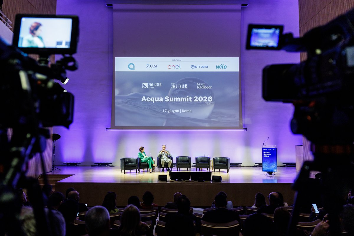 AceaGruppo's tweet photo. L’acqua è una risorsa strategica da proteggere, valorizzare e utilizzare in modo sempre più efficiente. Per questo innovazione, investimenti e modelli di economia circolare rappresentano leve strategiche per affrontare le sfide legate alla resilienza dei territori e alla sicurezza degli approvvigionamenti.

Di questi temi si sta discutendo all’Acqua Summit 2026, l’appuntamento promosso da Il Sole 24 Ore dedicato al futuro della gestione della risorsa idrica, alle sfide poste dai cambiamenti climatici e alle strategie necessarie per accompagnare la transizione verso modelli sempre più sostenibili.

Nel corso della prima giornata, Tommaso Sabato, Chief Regulated Business Officer e Presidente di Acea Acqua, ha evidenziato come la vera innovazione non consista soltanto nell’utilizzo di nuove tecnologie, ma nel cambiamento del modo in cui vengono progettate, realizzate e gestite le infrastrutture. Intelligenza artificiale, sensoristica, automazione e gestione avanzata dei dati stanno infatti trasformando le reti e gli impianti in sistemi sempre più intelligenti, capaci di monitorare autonomamente il proprio stato, anticipare criticità e supportare decisioni operative più efficaci.

Enrico Pezzoli, Amministratore Delegato di Acea Acqua, è intervenuto nel panel dedicato alle 4R dell’economia circolare, ridurre, riutilizzare, riciclare e recuperare, sottolineando come l’economia circolare nel settore idrico non sia più un concetto teorico, ma un modello industriale concreto che si sviluppa lungo l’intera filiera dell’acqua. Dalla riduzione delle perdite di rete al riuso delle acque depurate per usi agricoli, industriali e civili, fino al recupero di materia ed energia dai processi di depurazione, l’economia circolare rappresenta oggi una componente sempre più integrata nella gestione del servizio idrico. Nel corso del confronto è stato inoltre evidenziato come la riduzione delle perdite e il riuso delle acque depurate rappresentino due delle principali direttrici di investimento per aumentare la disponibilità della risorsa, rafforzare la resilienza dei territori e sostenere uno sviluppo sempre più sostenibile.

#Acea #24OREventi @24oreventi