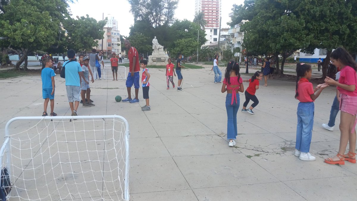Roilancu1's tweet photo. Activada la Red Juvenil Comunitaria en el Parque de Línea y L, CP #Rampa.
#PlazadelaRevolución #MiBarrioPorLaPatria.
Nada nos va a apagar nuestra cubanía.Te molesta mi amor y mi amor es un arte mayor.
Aquí no hay espacio para la maldad.
#PlazaEnElCorazón
#CubaEsCultura https://t.co/J778VKFSmH