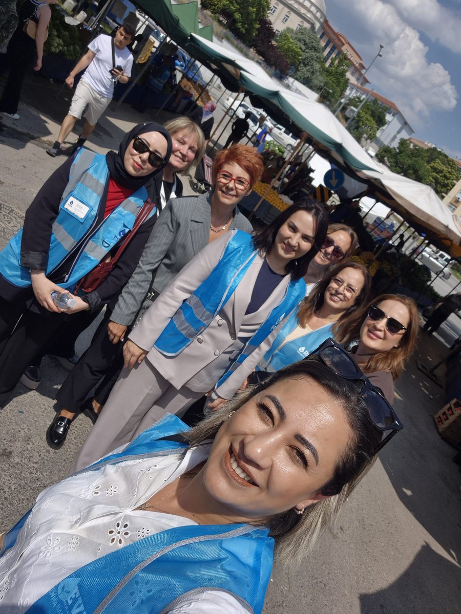 zeynep_sudan's tweet photo. Ankara il başkanımız @elcinguloren_ Keçiören ilçe başkanımız @aliolmezz06
Genelmerkez Halkla ilişkiler başkan yardımcılarımız @esrefdag95  @YGurcum47 @Kenan , Genel Merkez Kadın Çalışmaları Başkan Yardımcımız @MeralKahrmn İl kadın çalışmaları başkanımız @ADOR_UURLU ilçe kadın çalışmaları başkanımız @ZKaleli85 il ve ilçe yöneticilerimiz ile birlikte Keçiören pazarında pazarcı esnafımızı dinledik.
Genel başkanımızın selamı ilettik.
@devaankarada @devakadinda @devapartisi @alibabacan