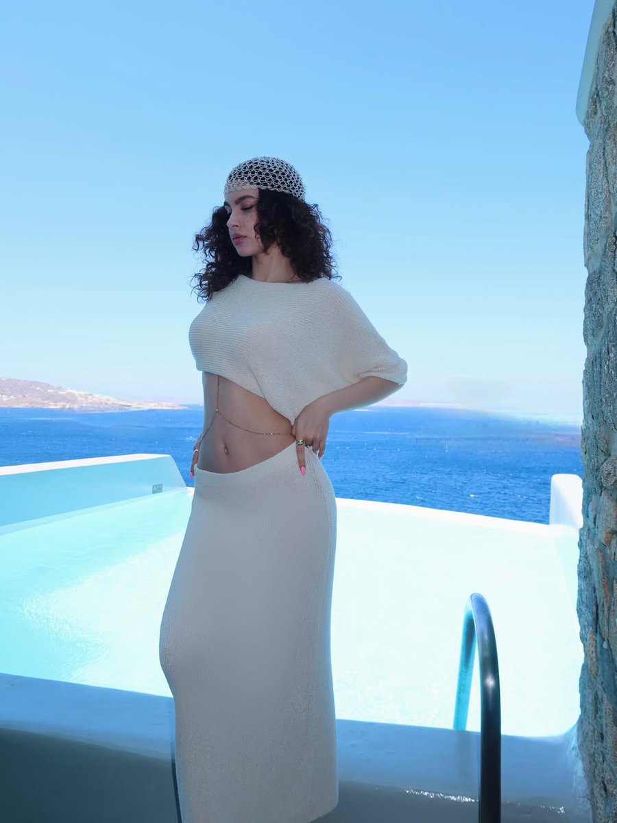exesmcrae's tweet photo. a beauty in Mykonos. 🤍

#SuBurcuYazgıCoşkun https://t.co/YmJutqXY73