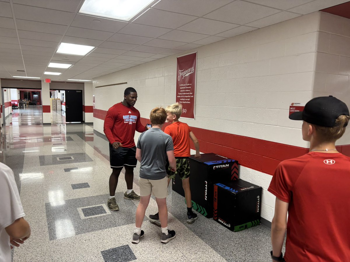 CoachDiggins's tweet photo. Would have been easy to cancel today with the facilities available. I appreciate our coaches and kids at Cougar Strength to make the most of the day! https://t.co/n1SSTphBlo
