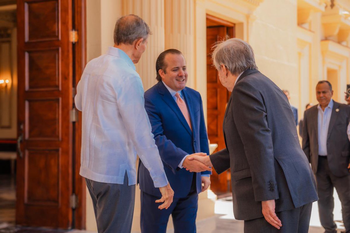 JosePaliza's tweet photo. Recibimos en nuestro Palacio Nacional 🇩🇴 al secretario general de @UN, António Guterres, con quien conversamos sobre temas diversos de interés nacional e internacional.

Su visita reafirma la importancia del diálogo y del multilateralismo. 🇺🇳 https://t.co/1JhHvi8nv3