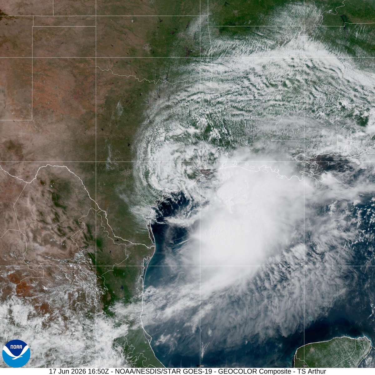 HuracanInfoCo's tweet photo. 🌀 TORMENTA TROPICAL ARTHUR

La Tormenta Tropical Arthur se ha desarrollado cerca de la costa central de Texas y continúa desplazándose hacia el noreste.

📍 Ubicación: 28.6°N, 95.8°W
↗️ Movimiento: Noreste (NE) a 9 mph
💨 Vientos máximos sostenidos: 40 mph
🅿️ Presión mínima central: 1001 mb