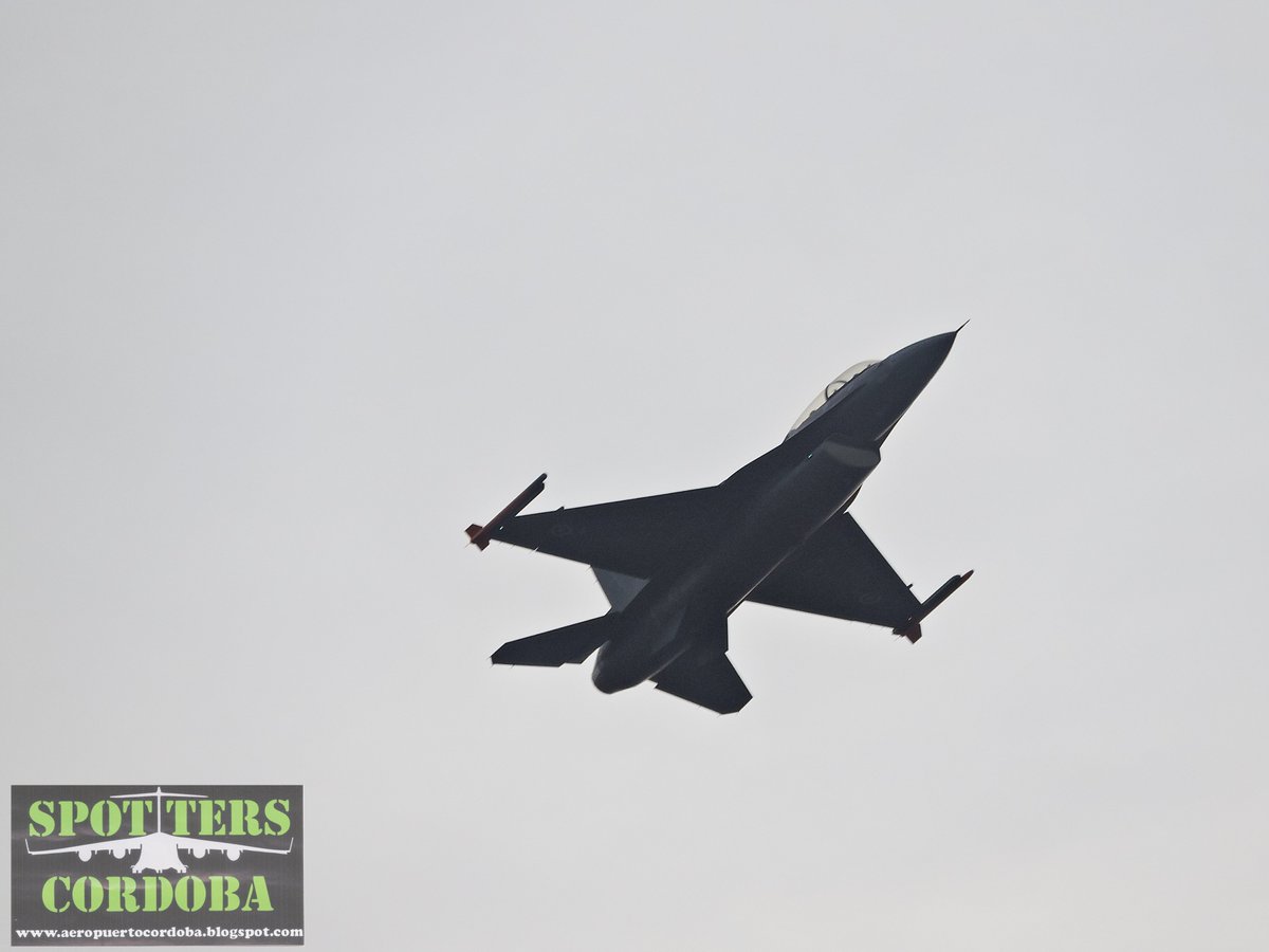 SpottersCordoba's tweet photo. Si vivis en Cordoba capital, y esta mañana y mediodia te temblaron los vidrios, todo tiene una explicacion. Dos aviones F16 pasaron fugazmente por el aeropuerto Taravella, siendo esta la primera visita de este tipo de aeronave de F.A. Argentina a dicha aeroestacion. 7 fotos. https://t.co/YGcvPmg4CR