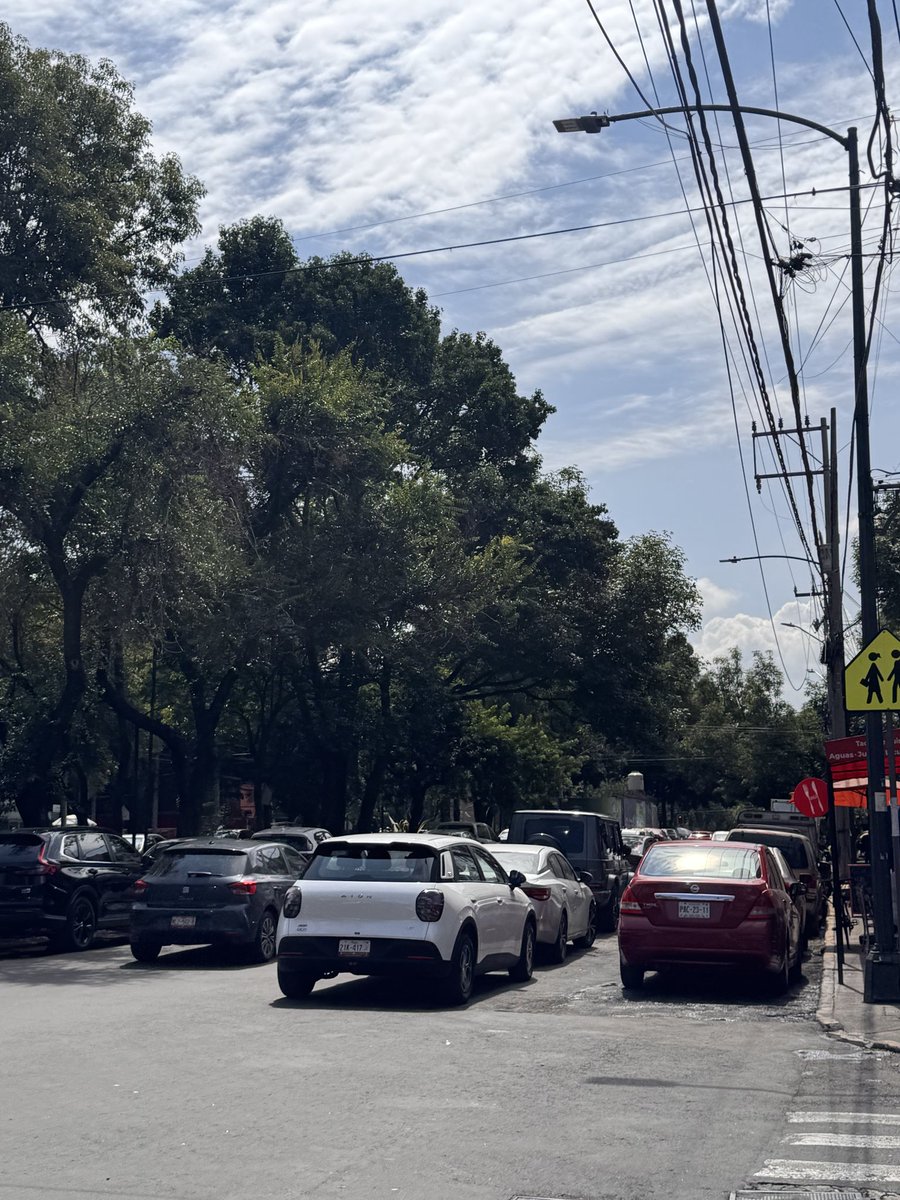fabmogo's tweet photo. @ClaraBrugadaM @UCS_CDMX @OVIALCDMX URGE APOYO - ESTE ES UN REPORTE CONSTANTE QUE NO HACEN CASO - Calle Enrique Rebsamen Esq. con Viaducto y Obrero Mundial dirección Parque Delta: Es una constante DIARIO autos en doble fila por ambos lados de la acera. https://t.co/XQ1v55vKtW