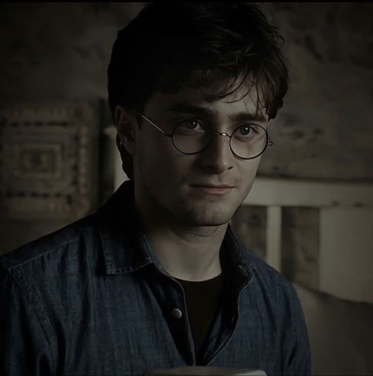 deardearram's tweet photo. People be going crazy for PoA Harry but WHAT ABOUT DH HARRY? WHAT ABOUT HIM? LOOK AT HIM HE'S SSSOOOOOO FINE OMFD JEMSIDNRIRNEI83JDKEJENHD 🤤🤤🤤🤤😍😍😍😍😍😍😍🤭🤭😏 https://t.co/iqfHj6GfSX