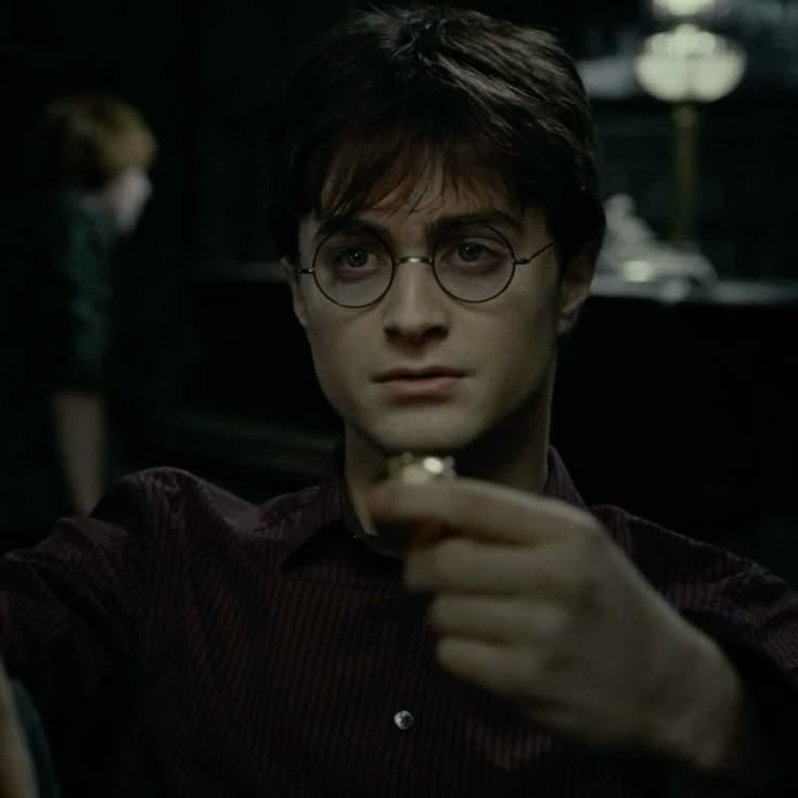 deardearram's tweet photo. People be going crazy for PoA Harry but WHAT ABOUT DH HARRY? WHAT ABOUT HIM? LOOK AT HIM HE'S SSSOOOOOO FINE OMFD JEMSIDNRIRNEI83JDKEJENHD 🤤🤤🤤🤤😍😍😍😍😍😍😍🤭🤭😏 https://t.co/iqfHj6GfSX